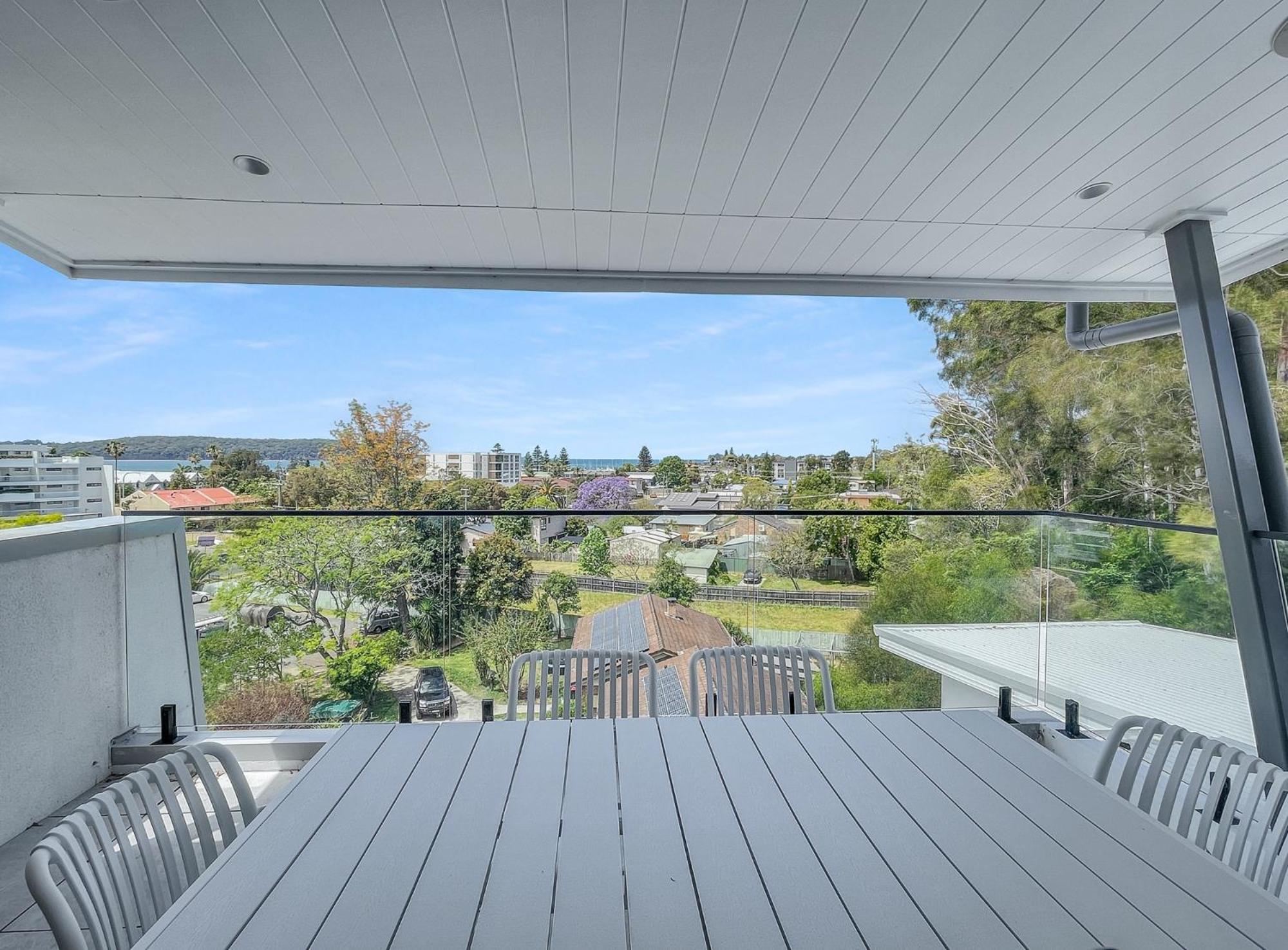 Modern 4-Bed Townhouse with Water Views