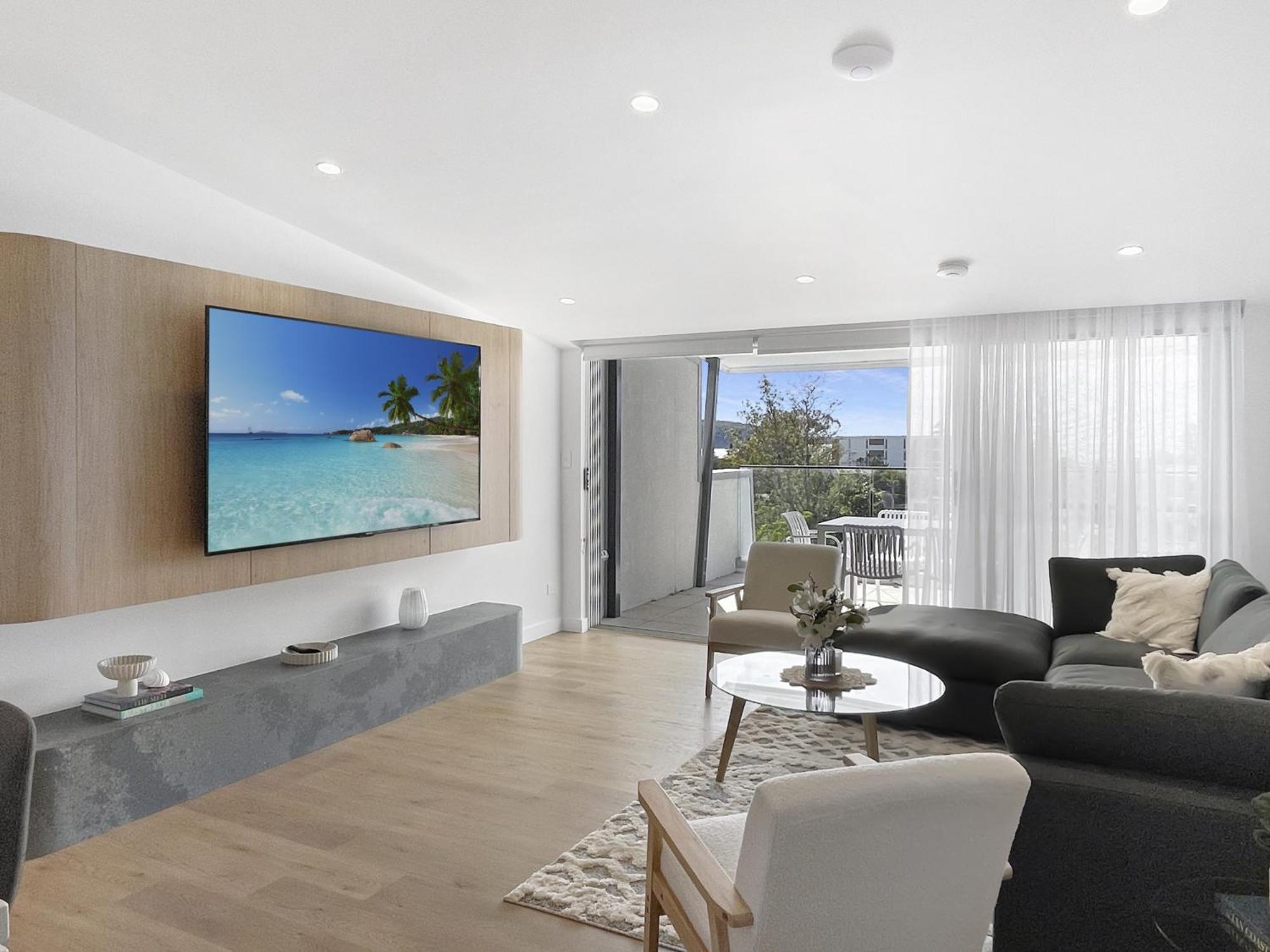 Modern 4-Bed Townhouse with Water Views