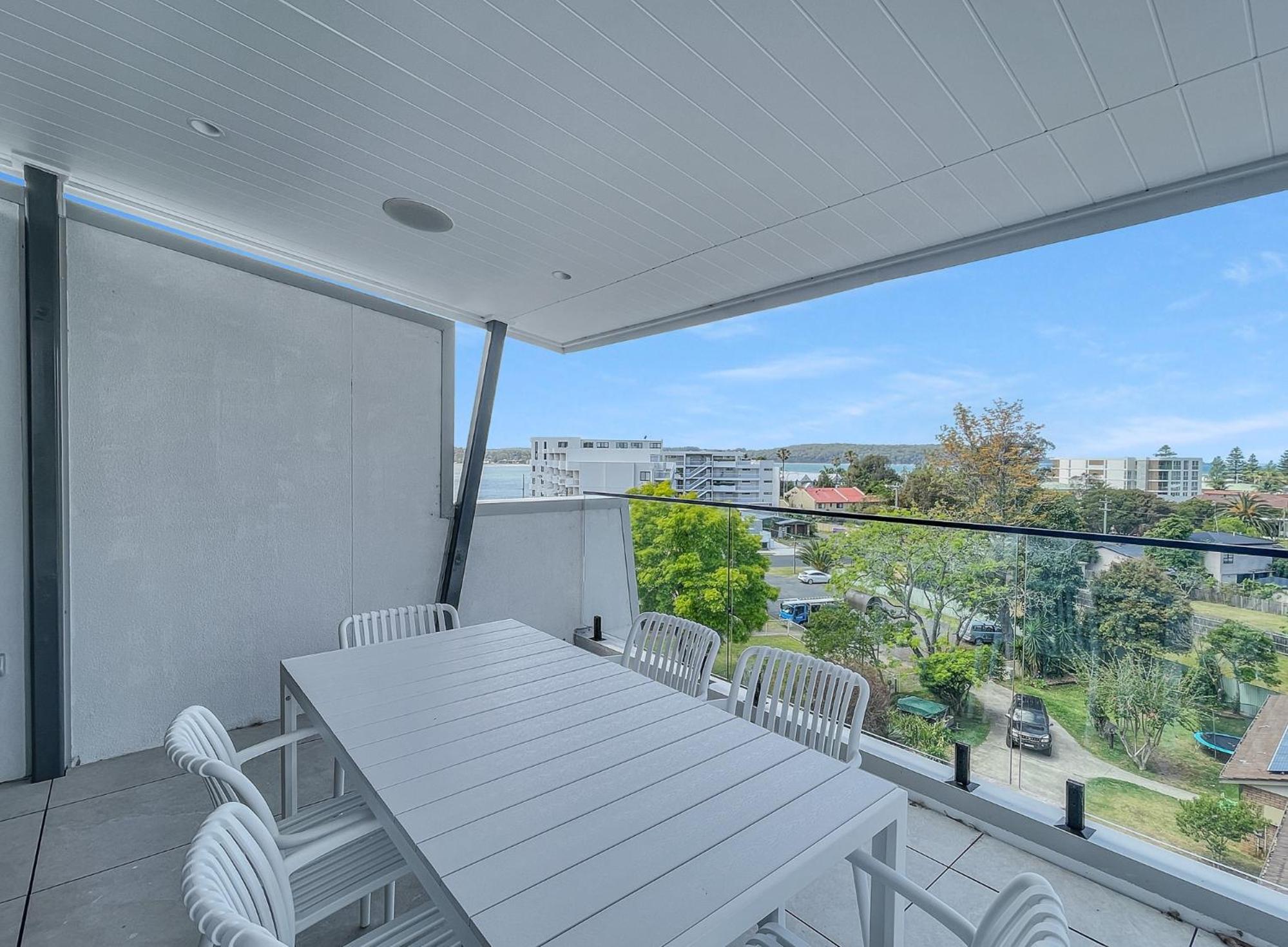 Modern 4-Bed Townhouse with Water Views
