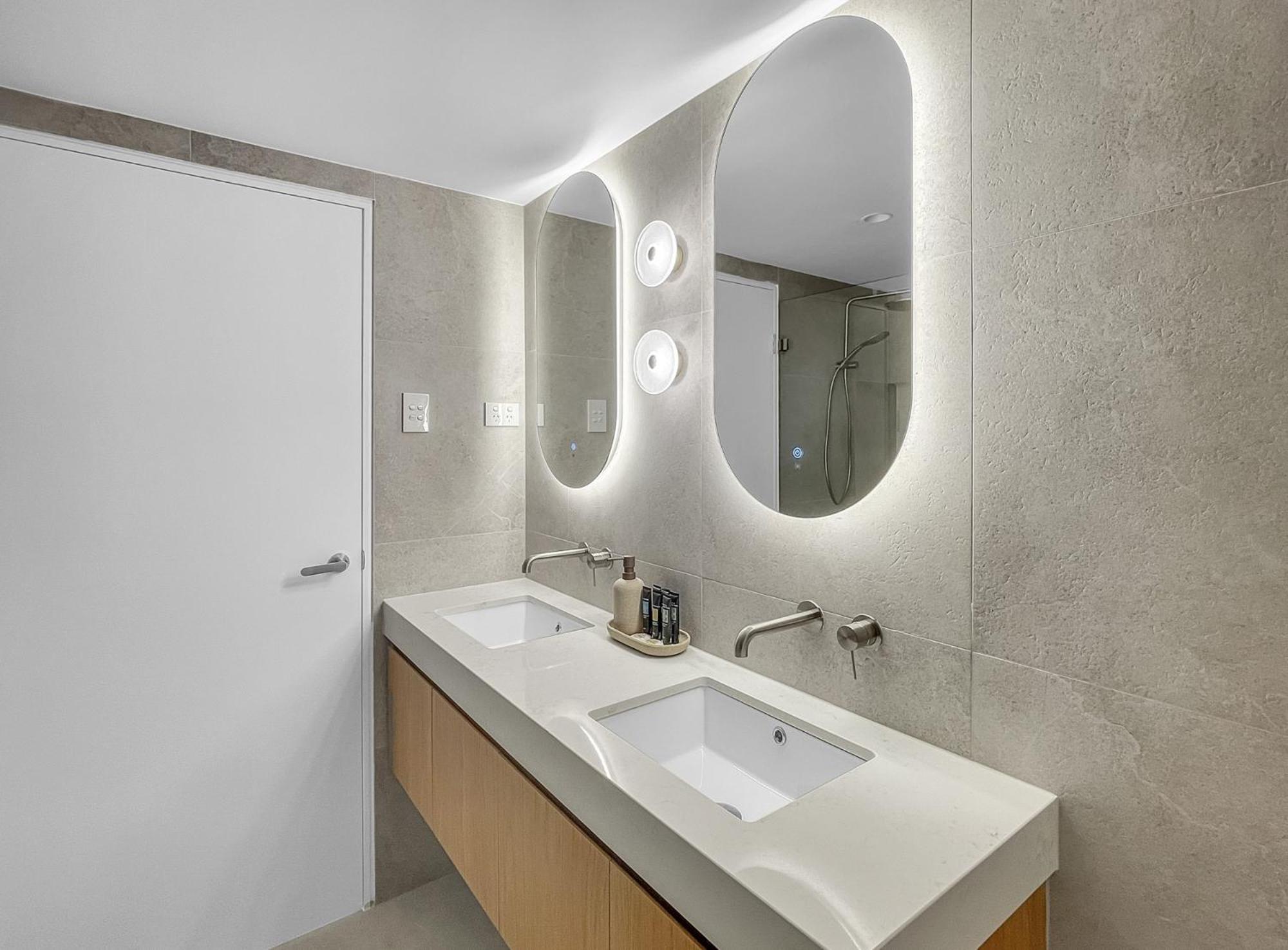 Modern 4-Bed Townhouse with Water Views