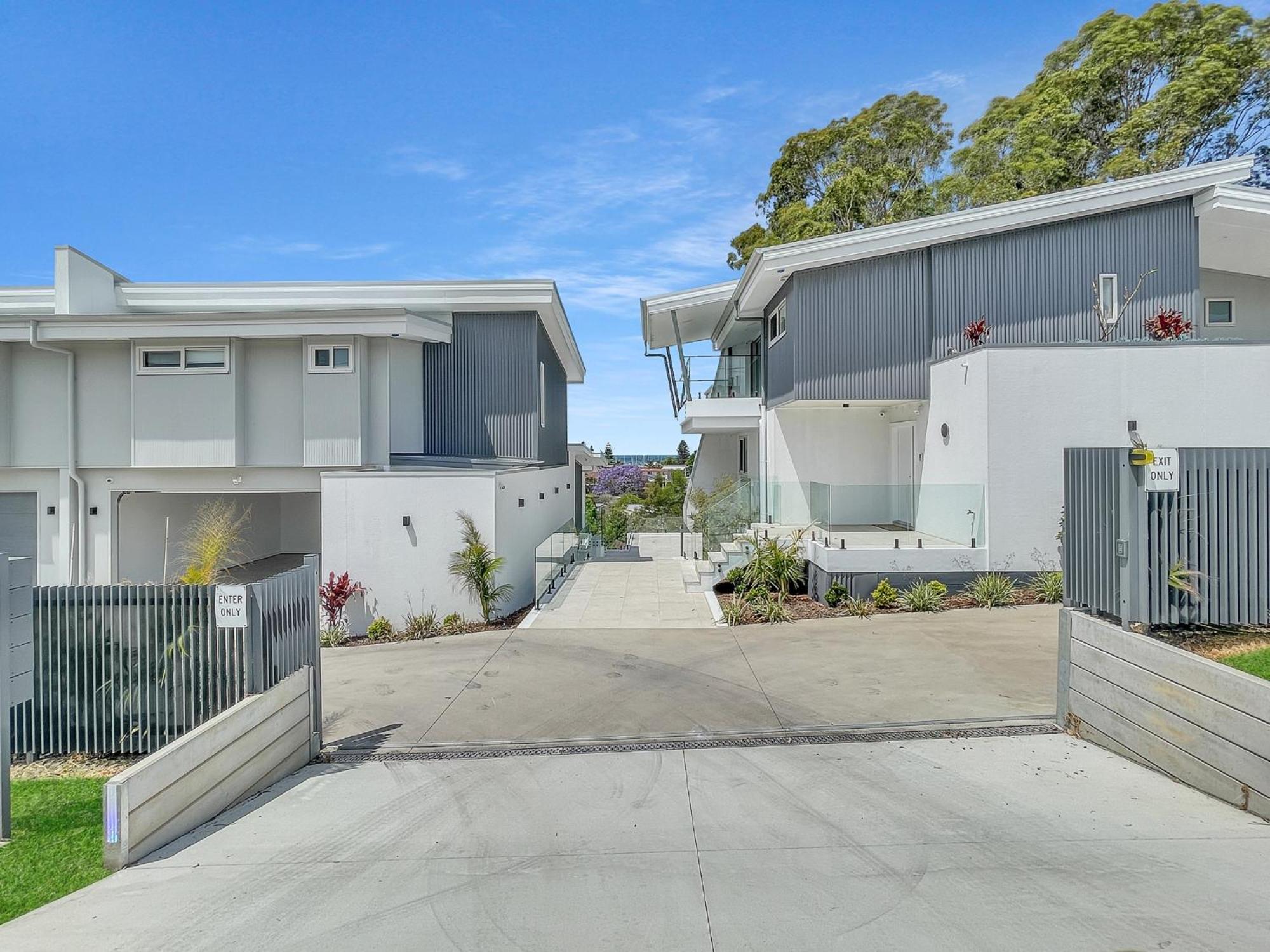 Modern 4-Bed Townhouse with Water Views