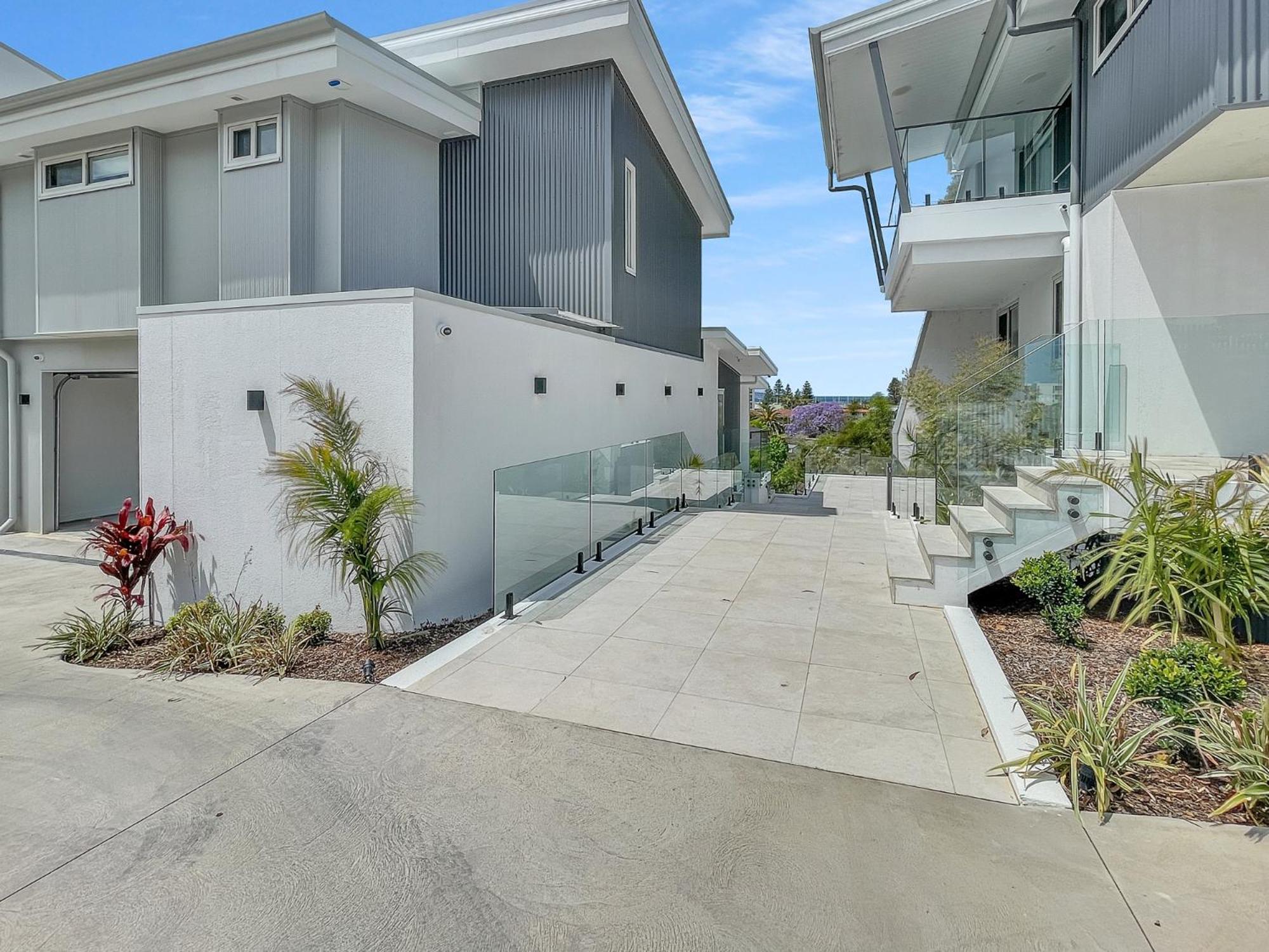 Modern 4-Bed Townhouse with Water Views