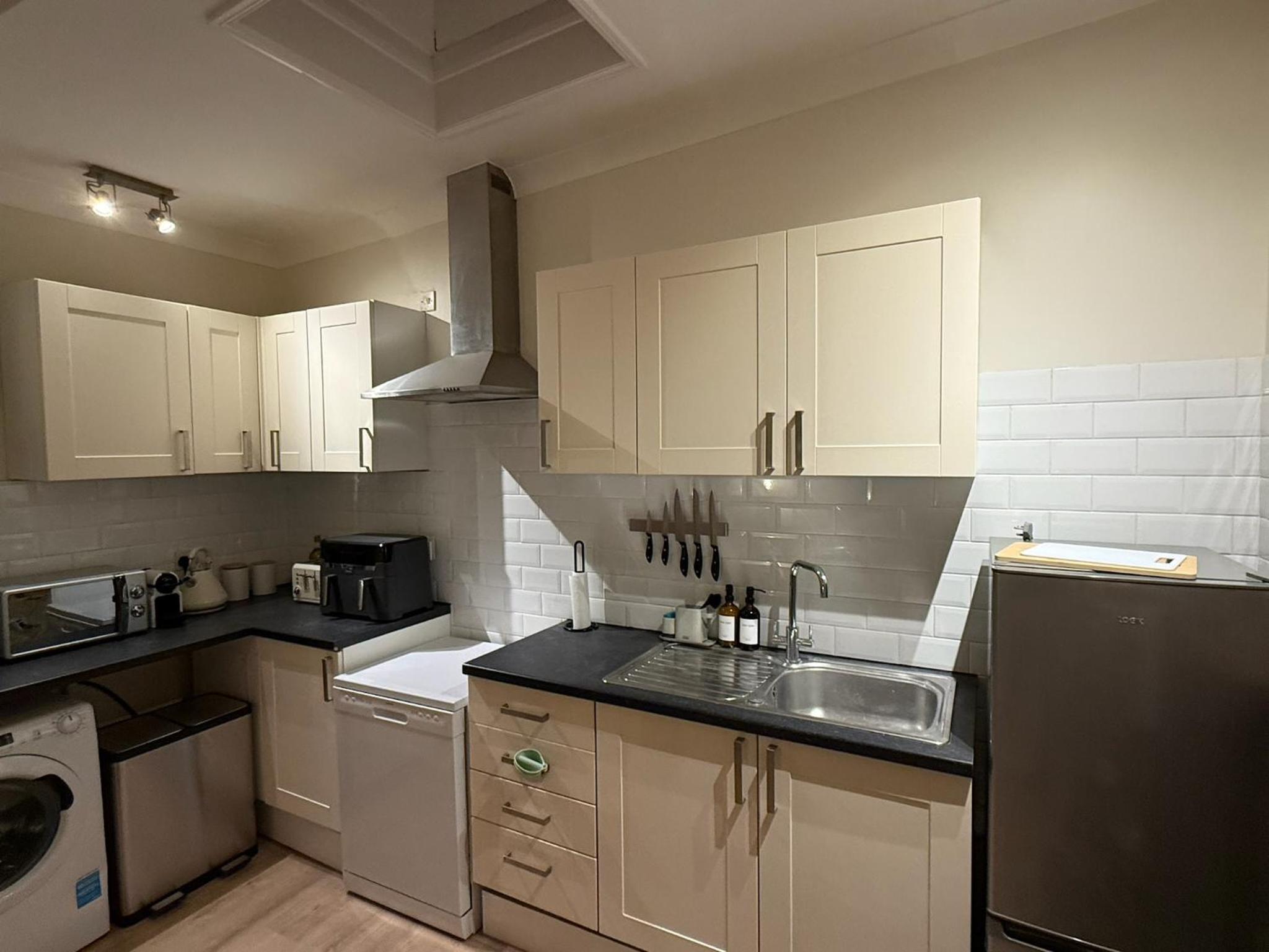 Beautiful Margate Retreat with Log burner, Garden, minutes to beach