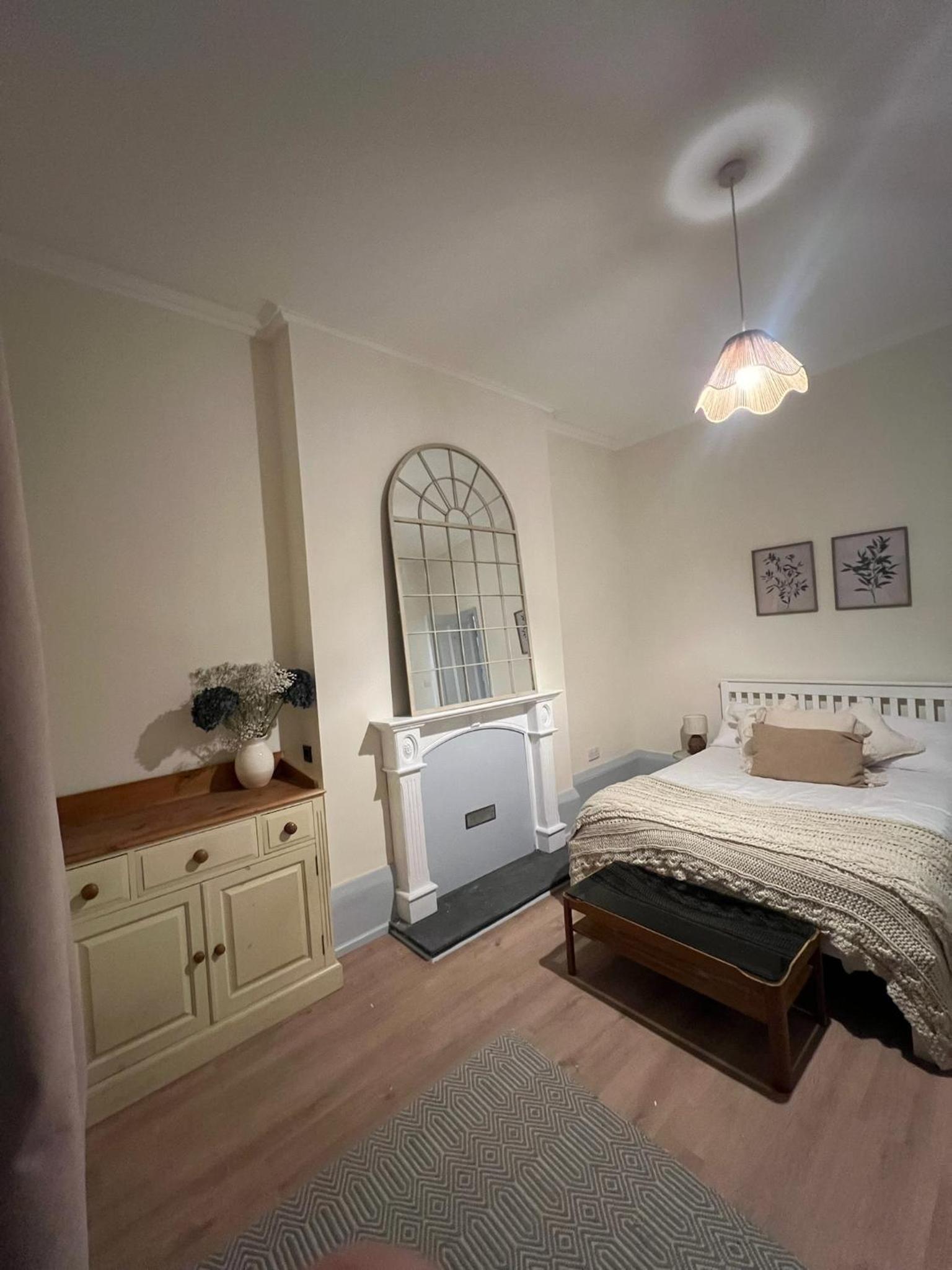 Beautiful Margate Retreat with Log burner, Garden, minutes to beach