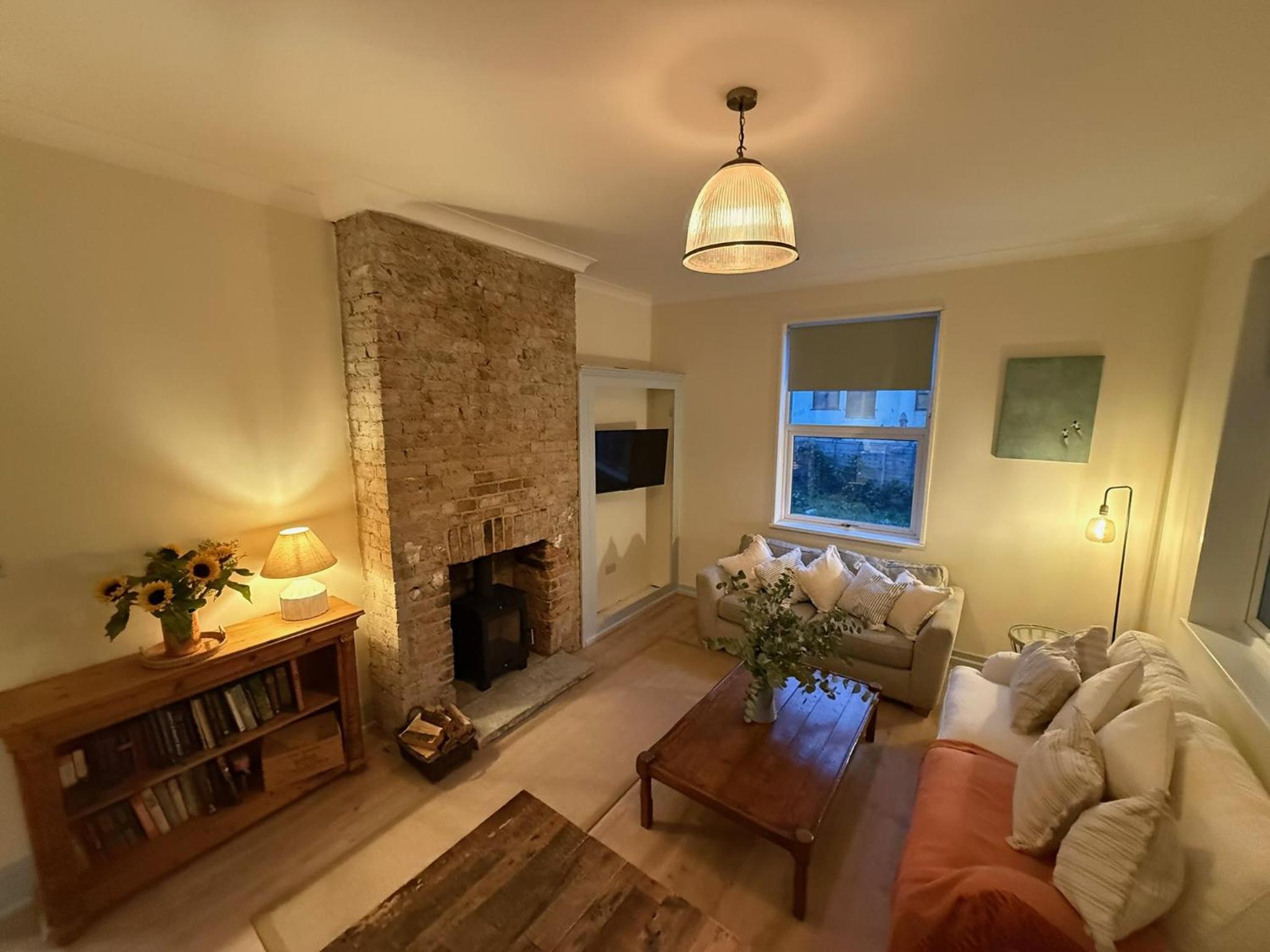 Beautiful Margate Retreat with Log burner, Garden, minutes to beach