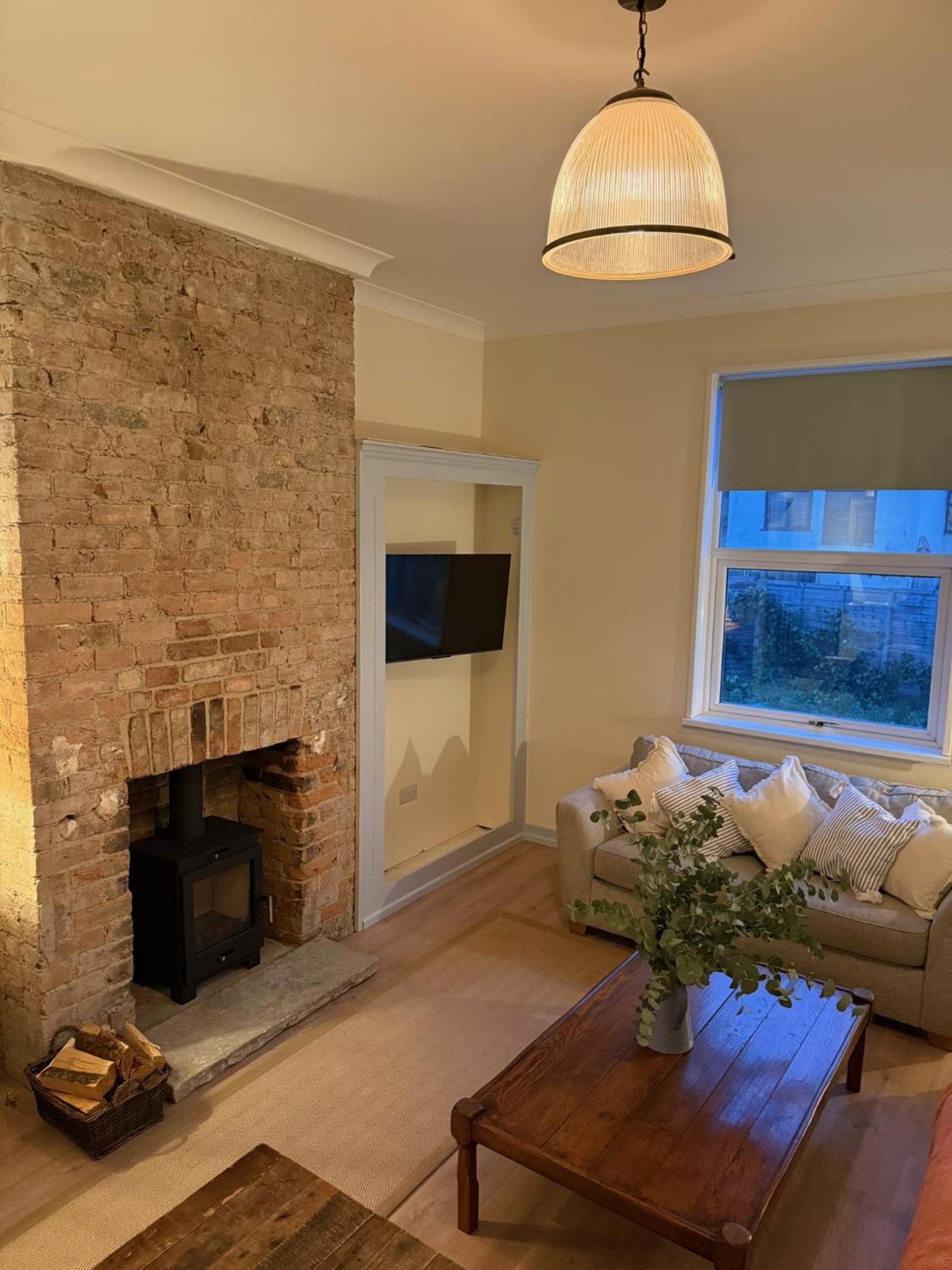 Beautiful Margate Retreat with Log burner, Garden, minutes to beach