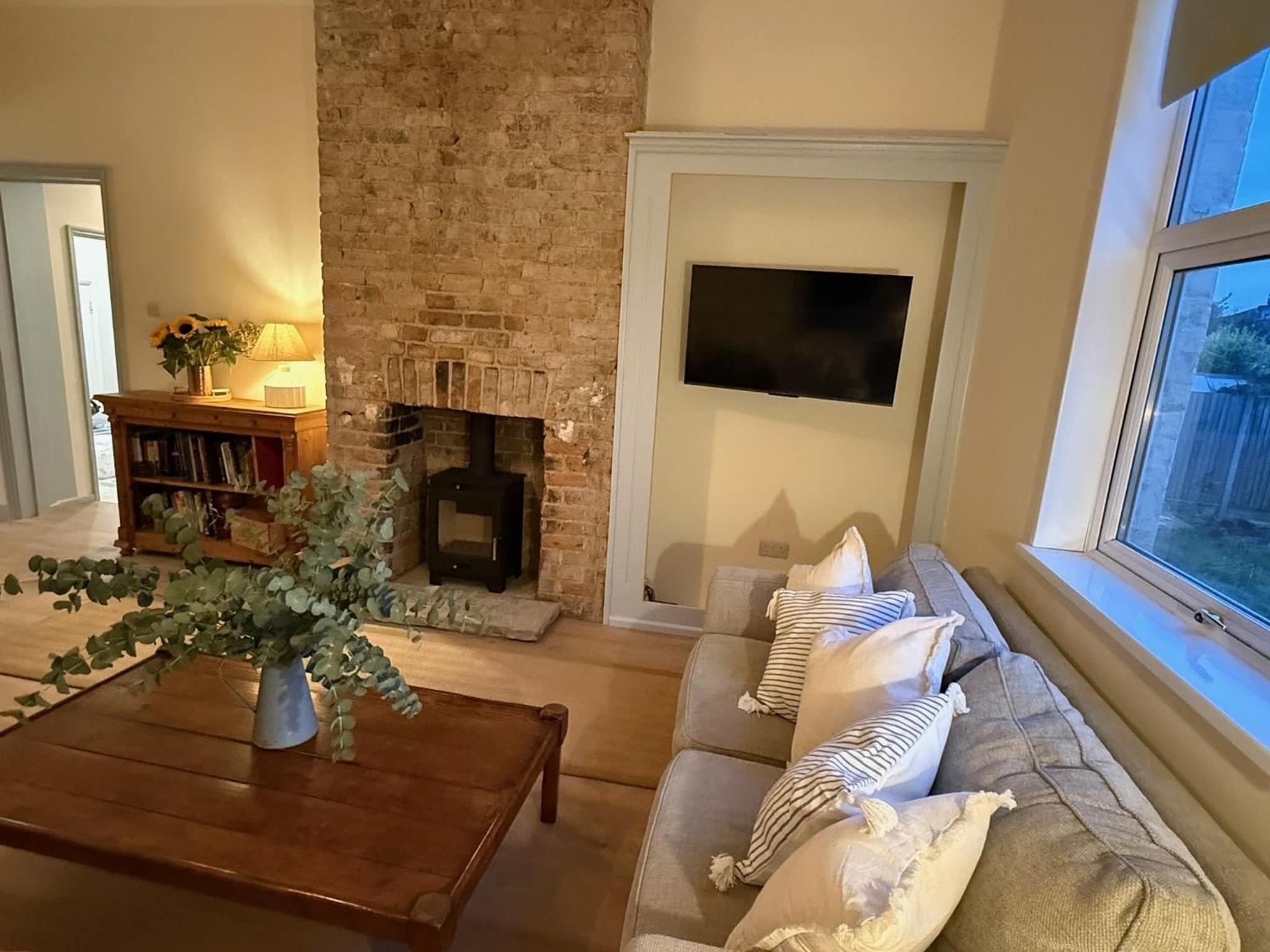 Beautiful Margate Retreat with Log burner, Garden, minutes to beach