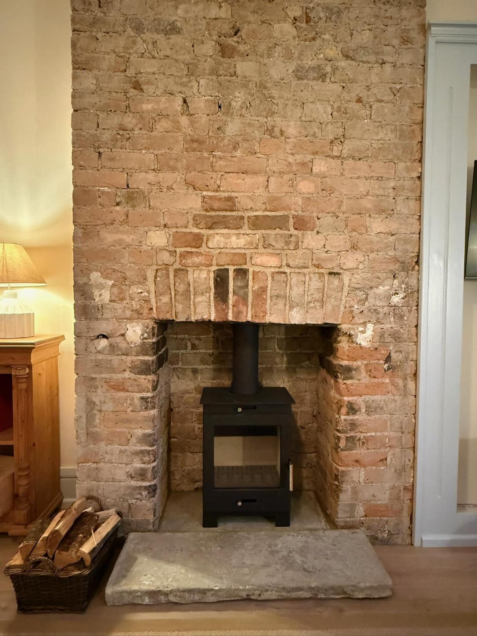 Beautiful Margate Retreat with Log burner, Garden, minutes to beach