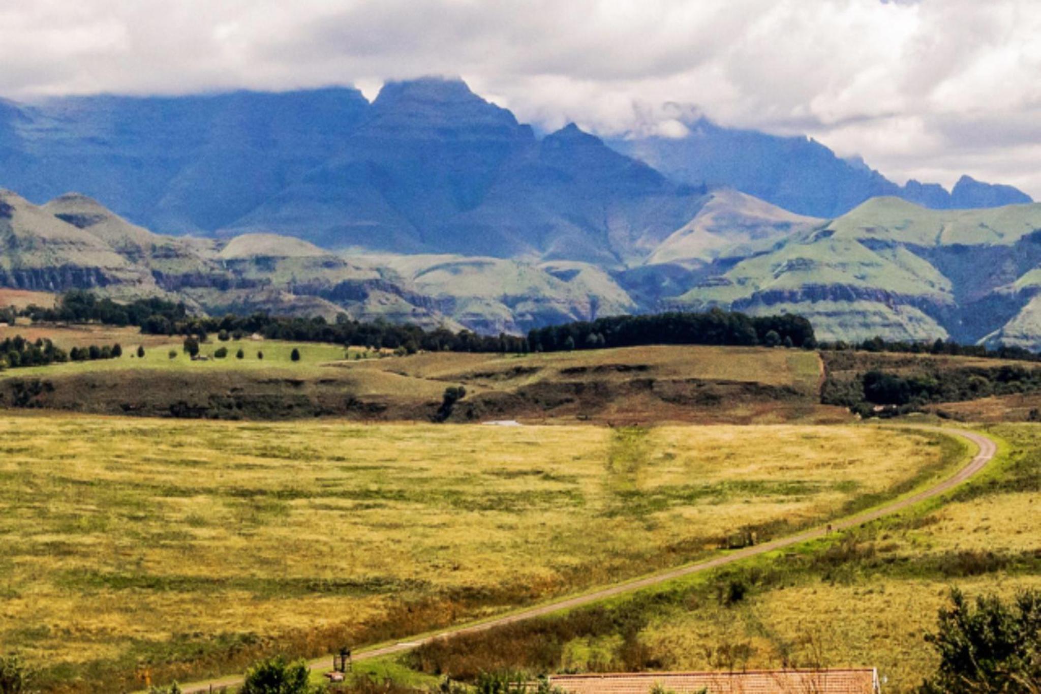 Luxury 4BR Drakensberg Home Private Pool and Braai