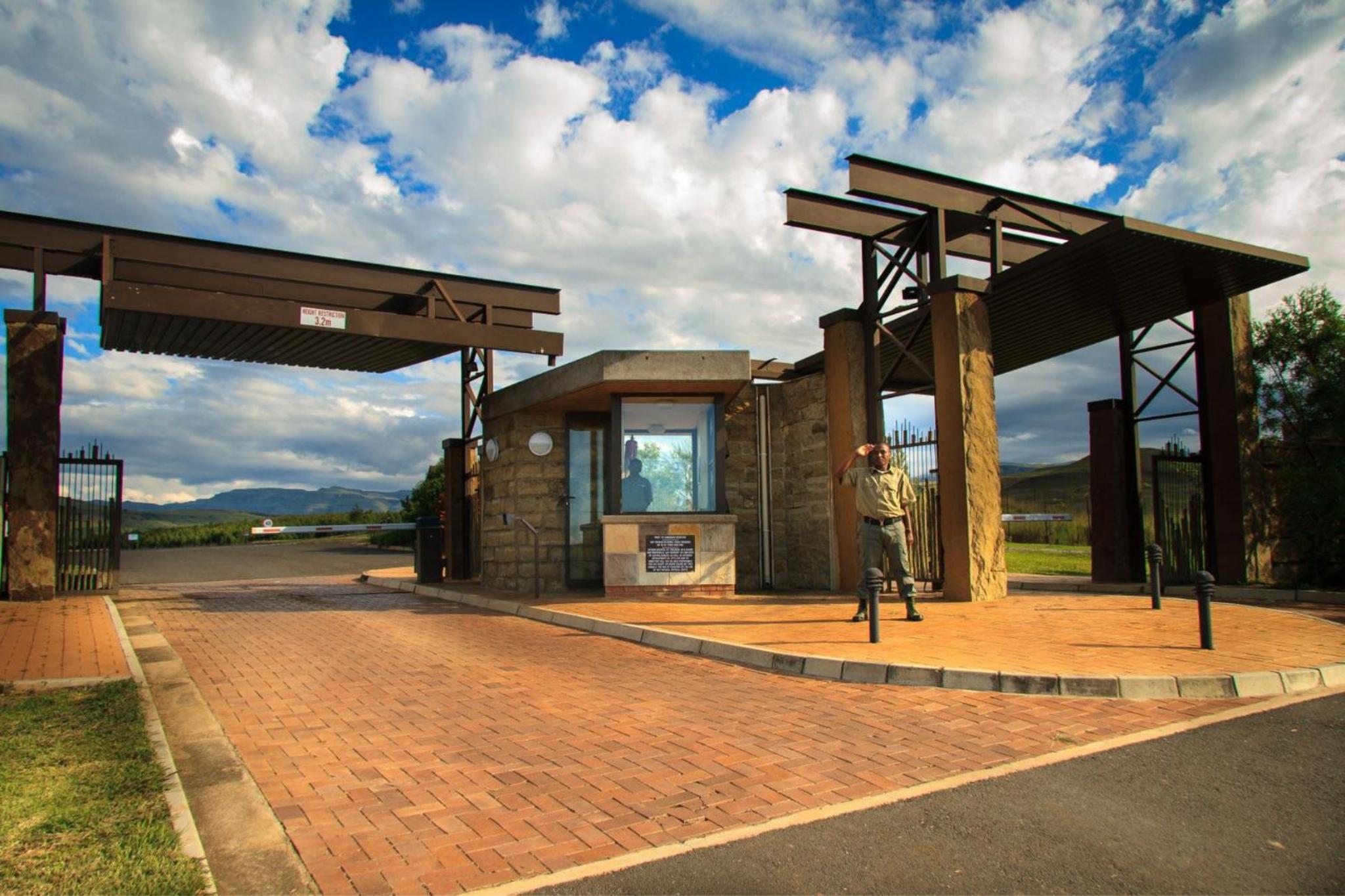 Luxury 4BR Drakensberg Home Private Pool and Braai