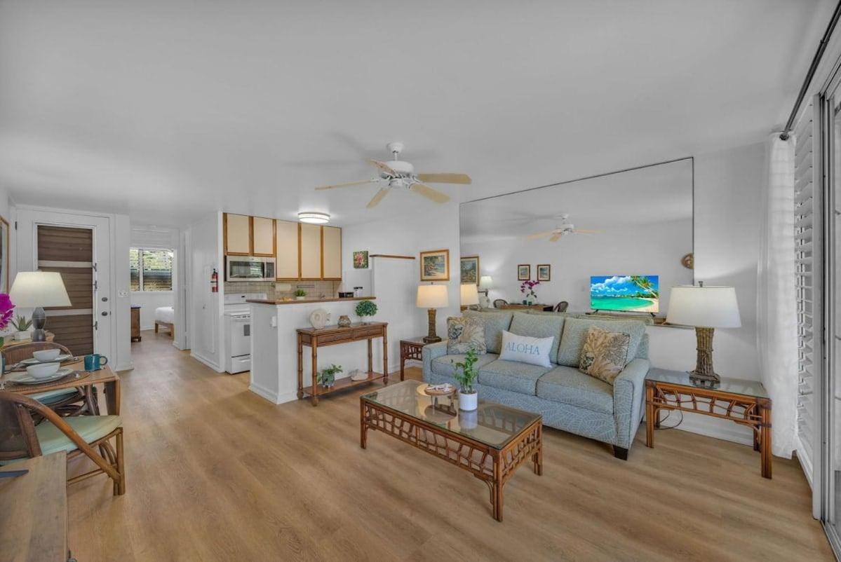 Hale Kai 110 · HKI 110 1BD Condo w Oceanviews and Oceanfront Poo