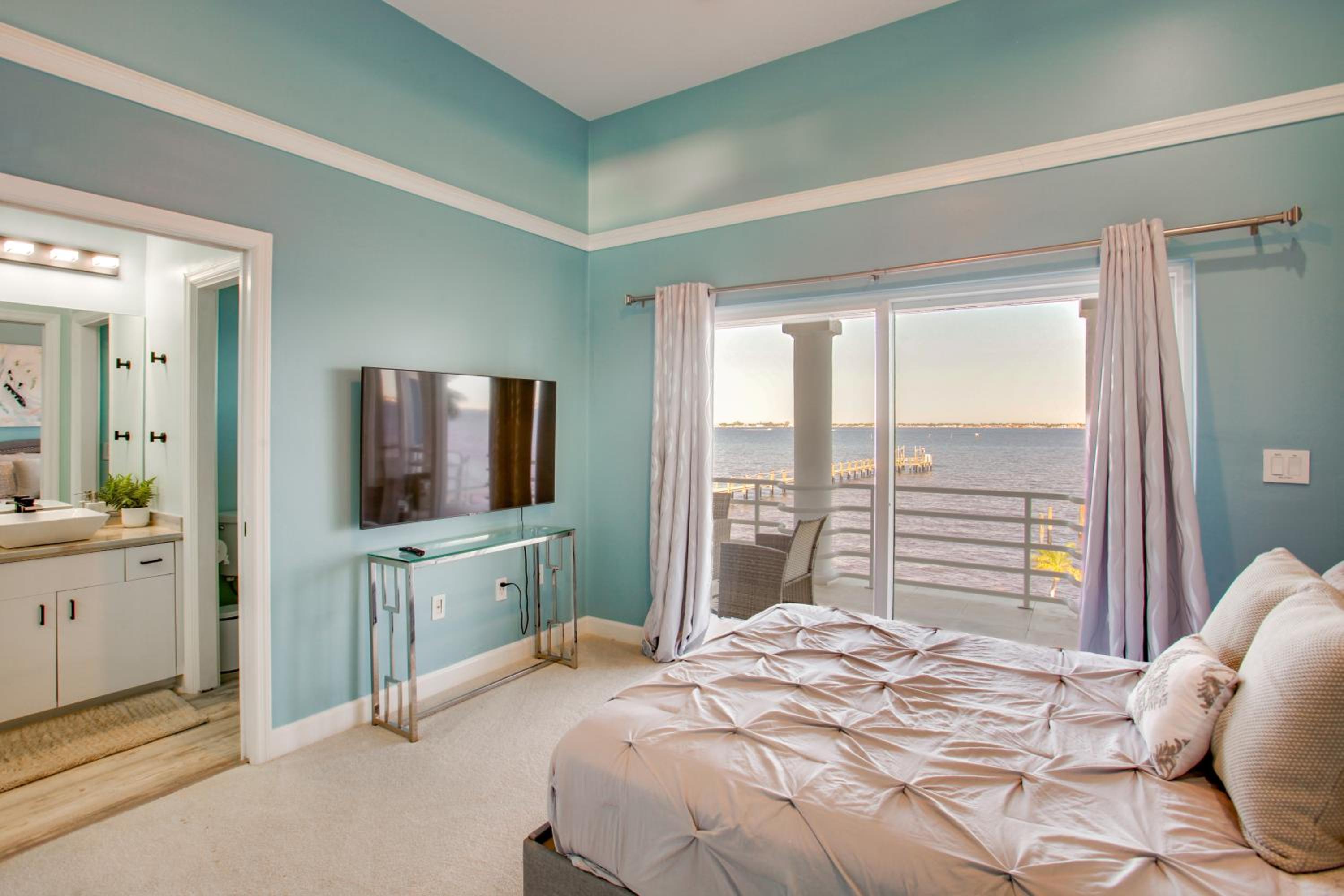 Oceanside Fort Myers Luxury! Pool, Terrace and Views