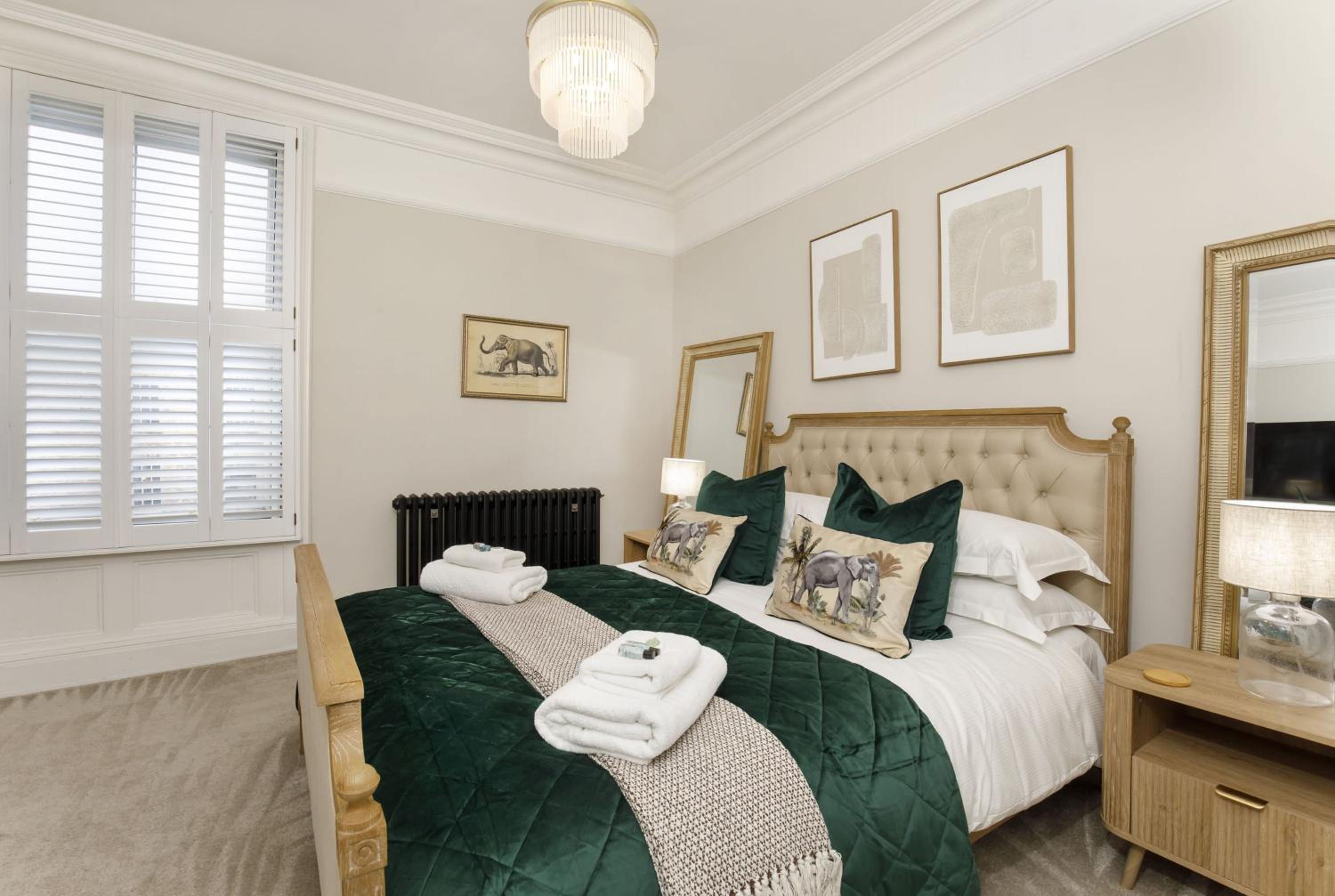 65 Monkgate Sleeps 10 with parking