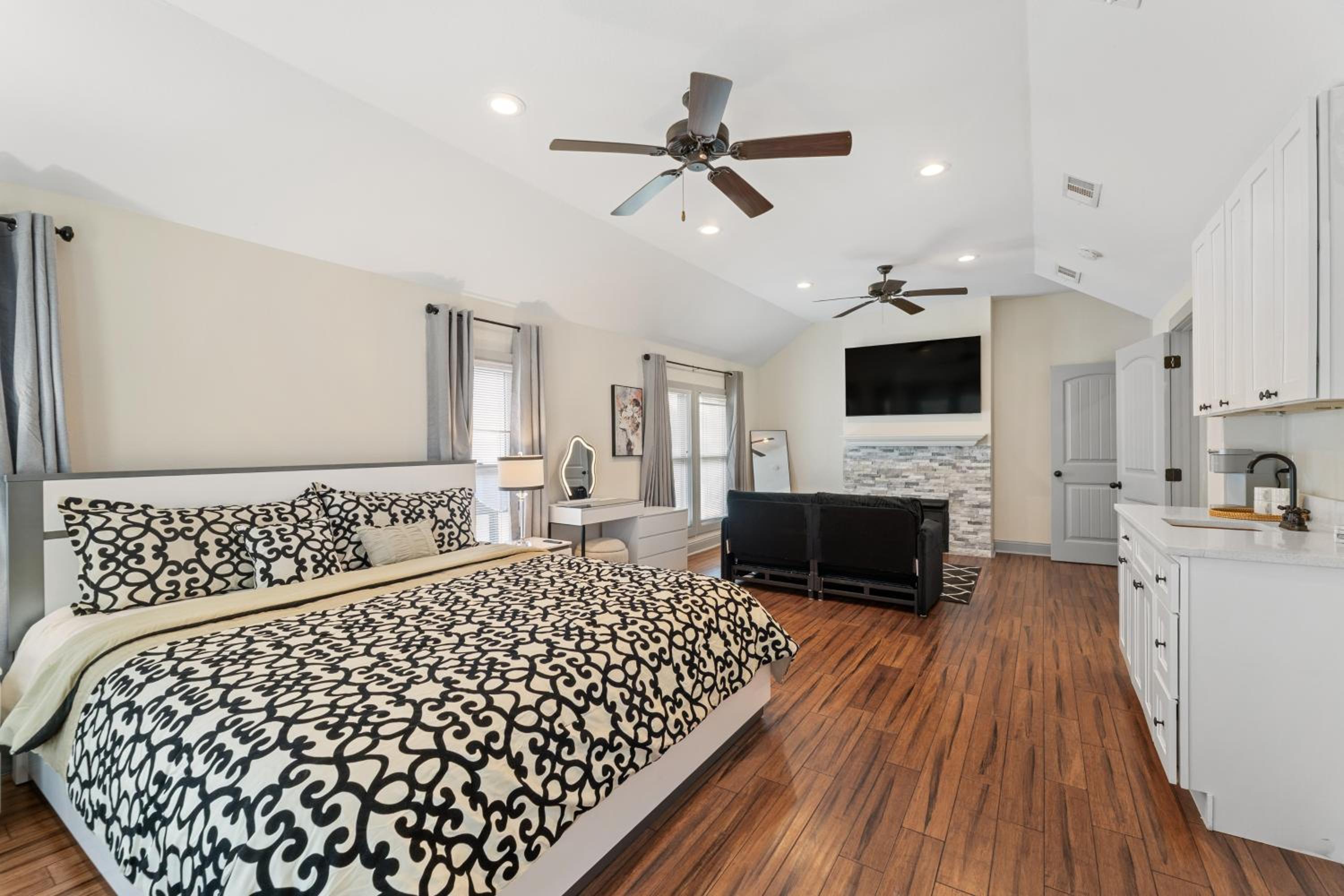 Outdoor Oasis 2 Mi to Downtown Dallas and Venues!