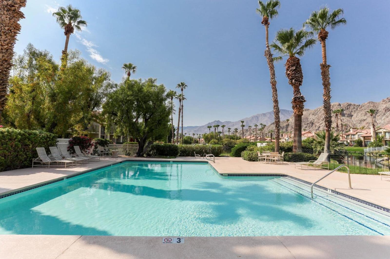 SPECTACULAR LAKE with MOUNTAIN VIEW BBQ POOL SPA