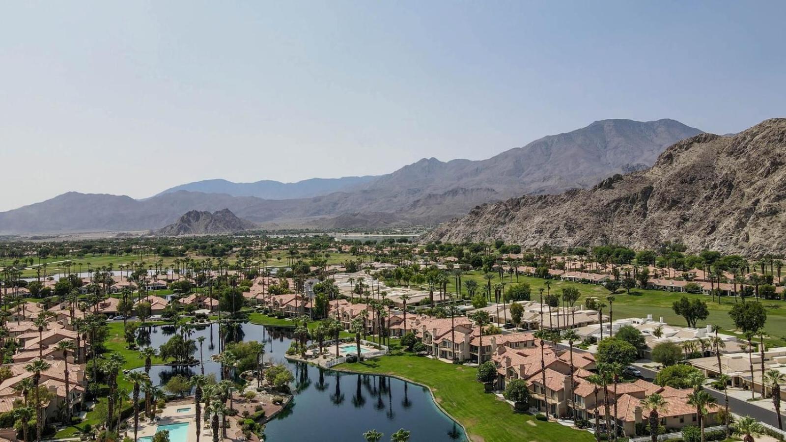 SPECTACULAR LAKE with MOUNTAIN VIEW BBQ POOL SPA