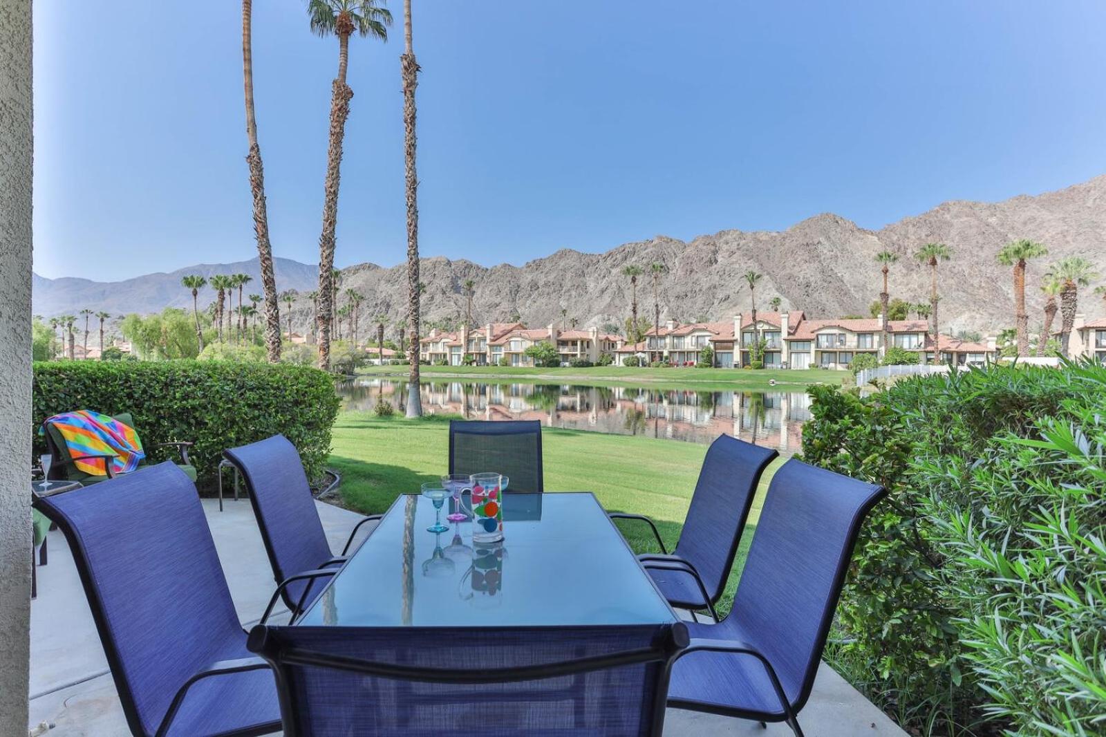 SPECTACULAR LAKE with MOUNTAIN VIEW BBQ POOL SPA