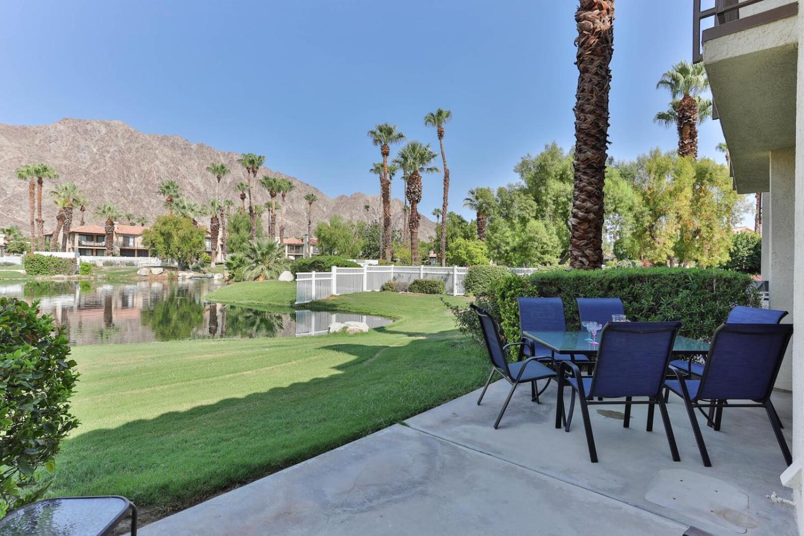 SPECTACULAR LAKE with MOUNTAIN VIEW BBQ POOL SPA