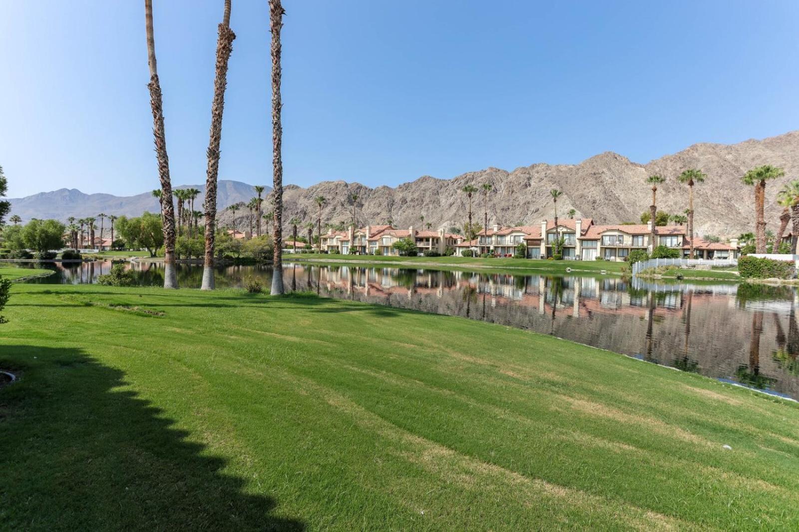 SPECTACULAR LAKE with MOUNTAIN VIEW BBQ POOL SPA