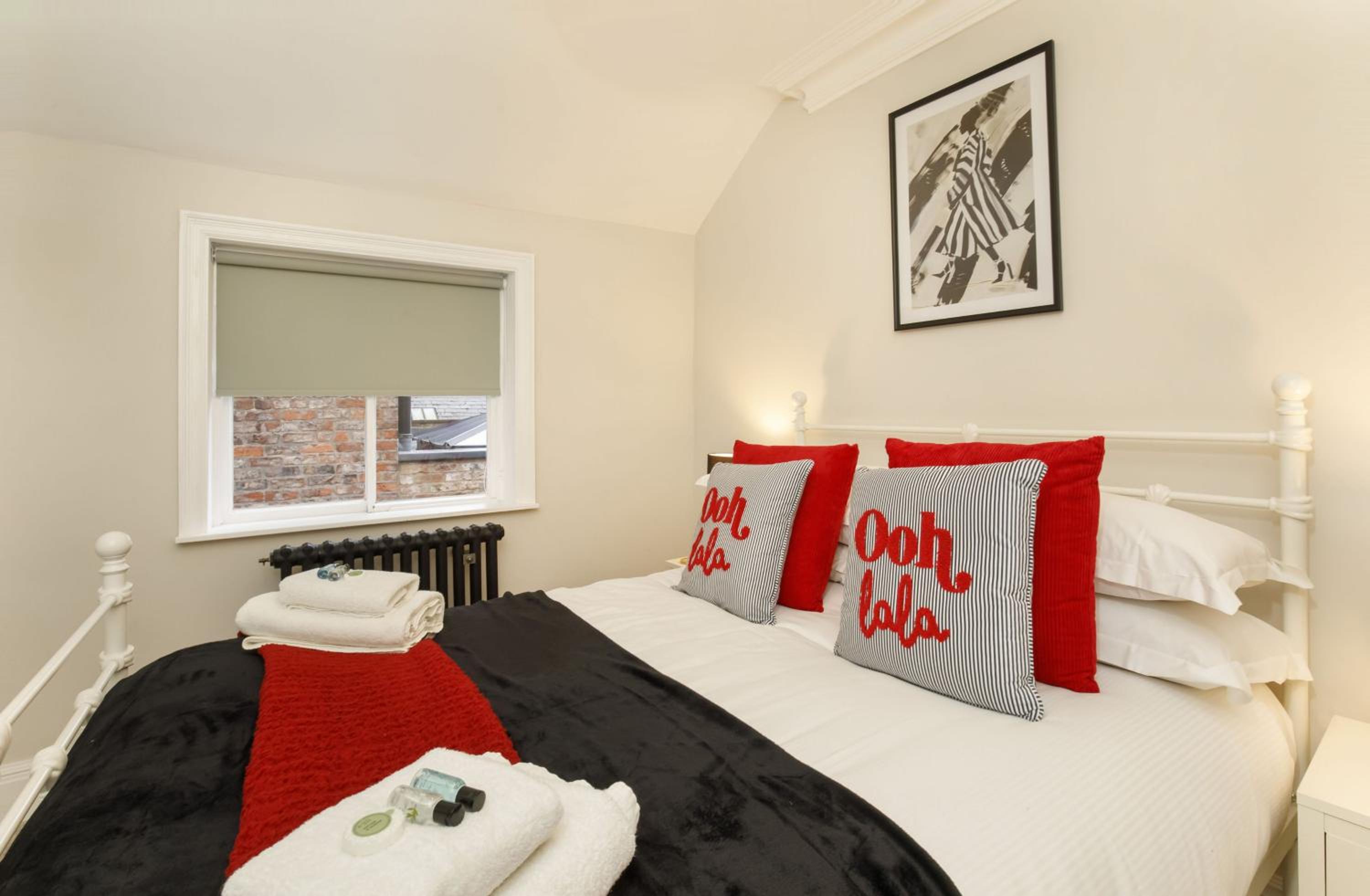 65 Monkgate Sleeps 10 with parking