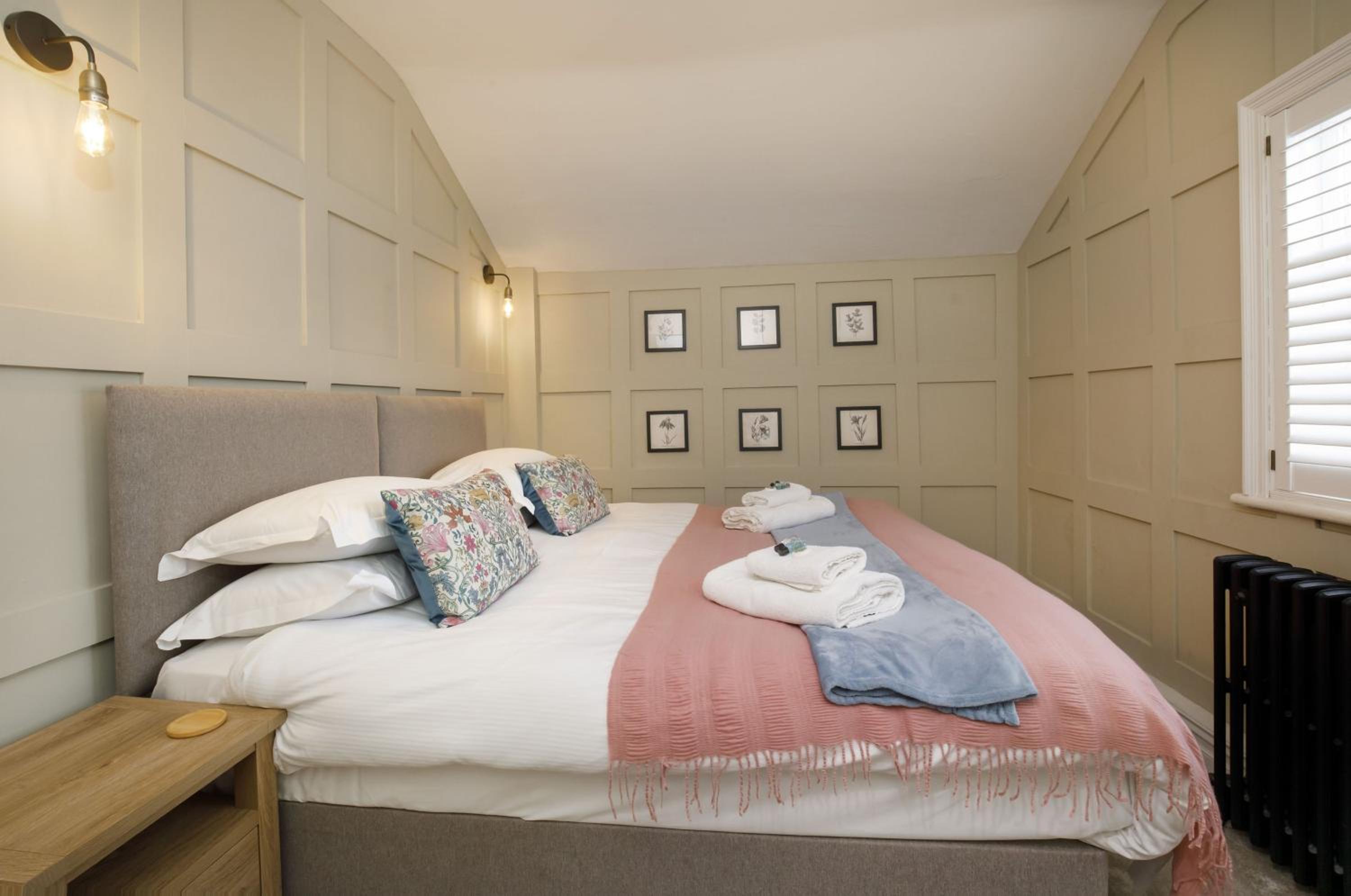 65 Monkgate Sleeps 10 with parking