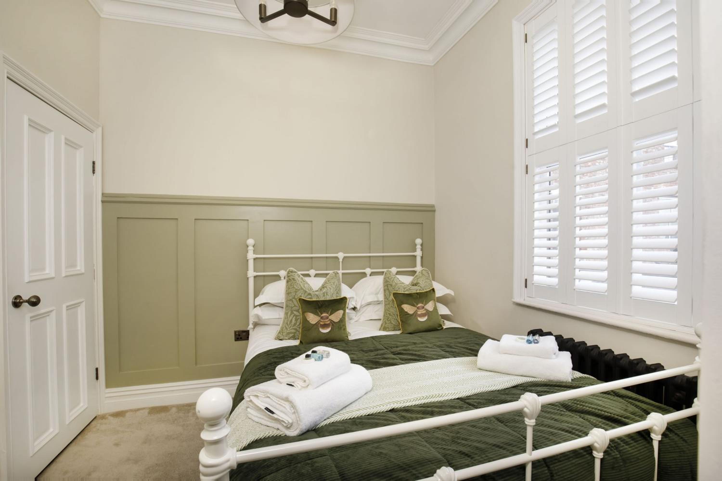 65 Monkgate Sleeps 10 with parking