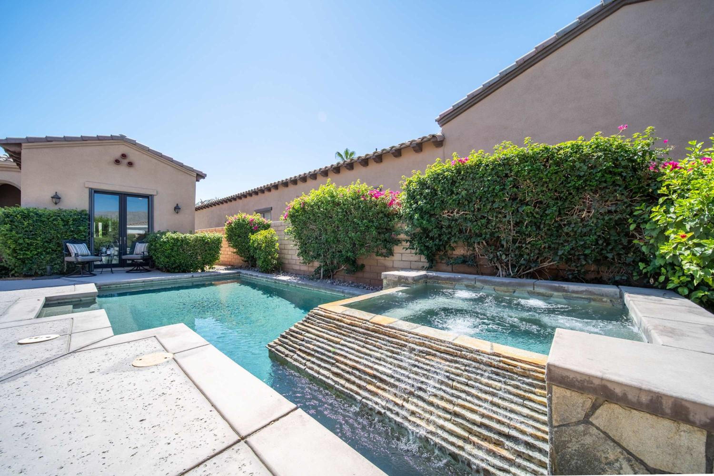 Private Pool Spa & Mountain Views in Gated La Qui