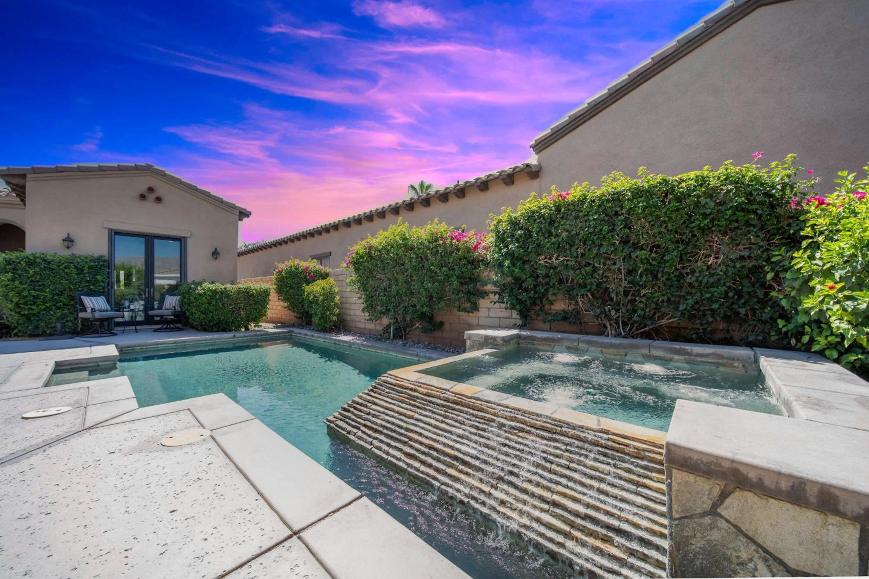 Private Pool Spa & Mountain Views in Gated La Qui