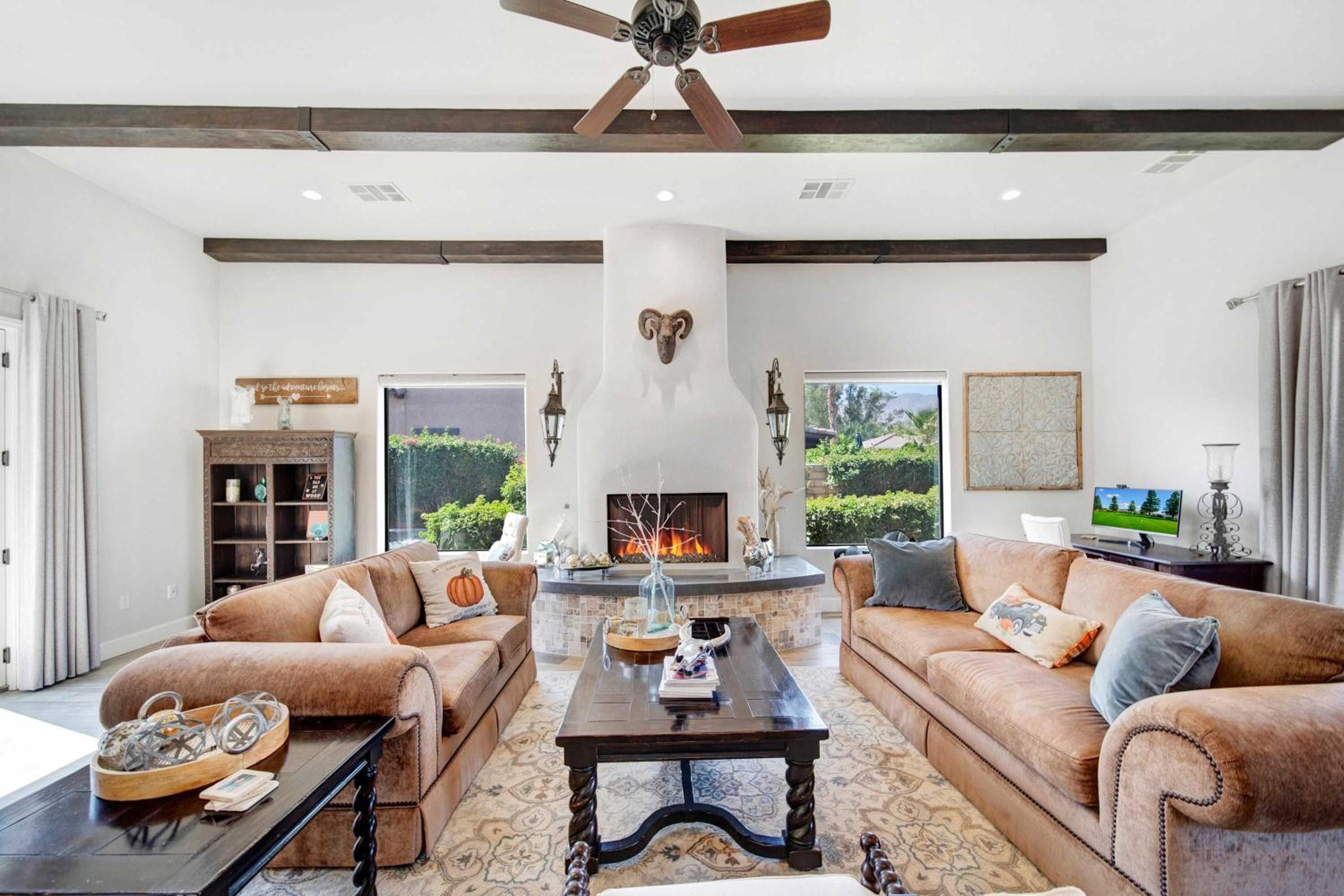 Private Pool Spa & Mountain Views in Gated La Qui