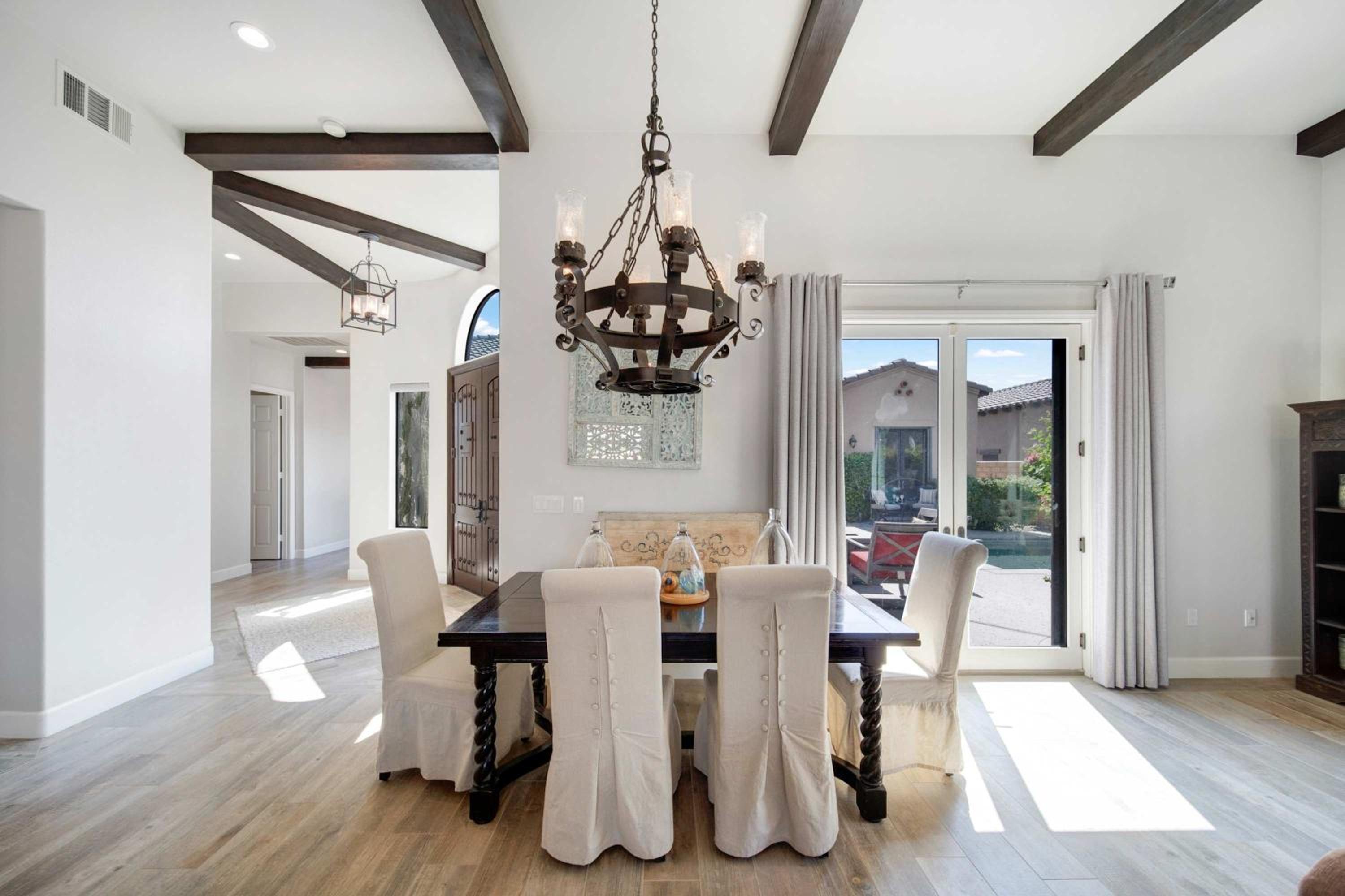 Private Pool Spa & Mountain Views in Gated La Qui