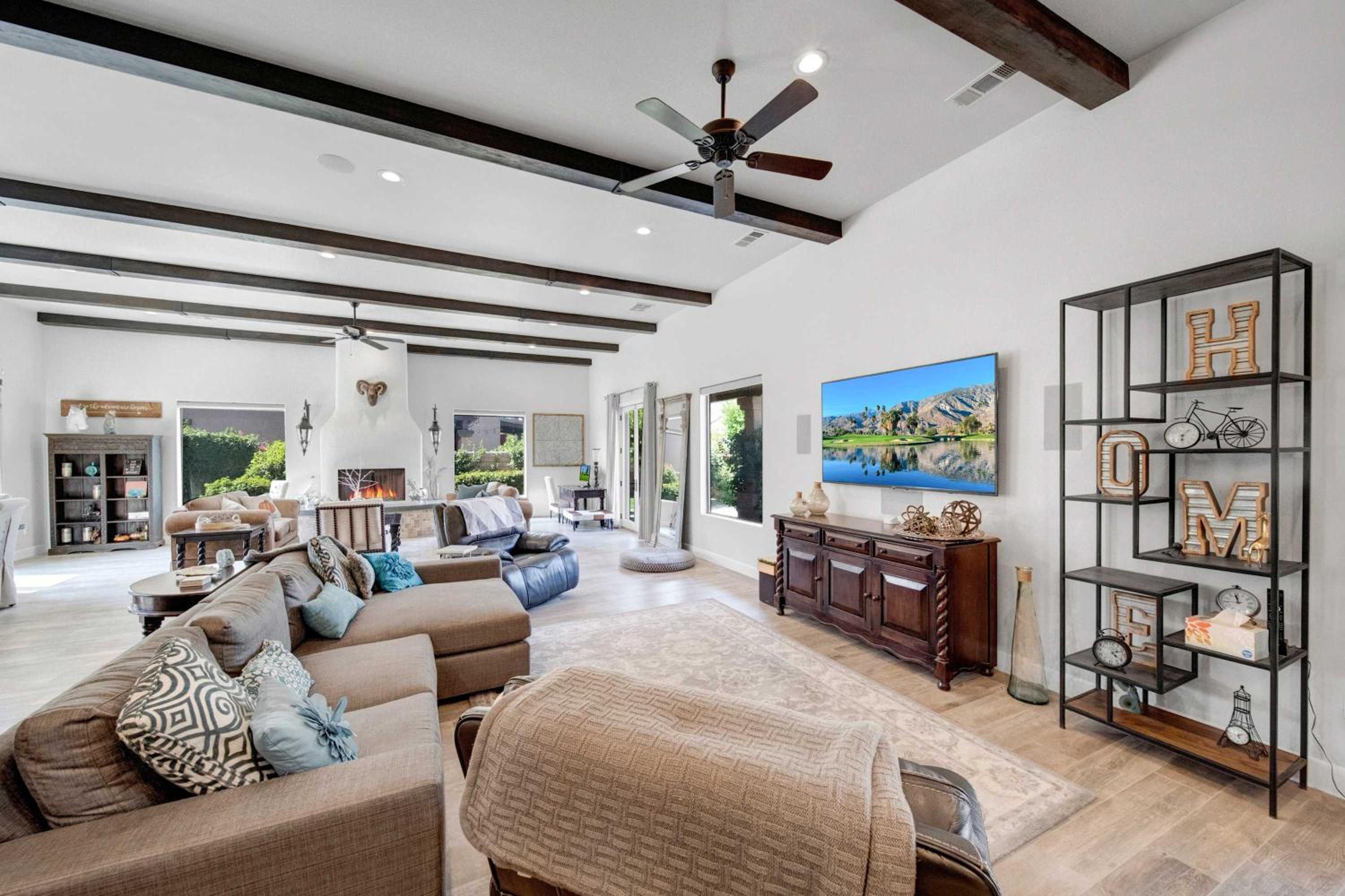 Private Pool Spa & Mountain Views in Gated La Qui