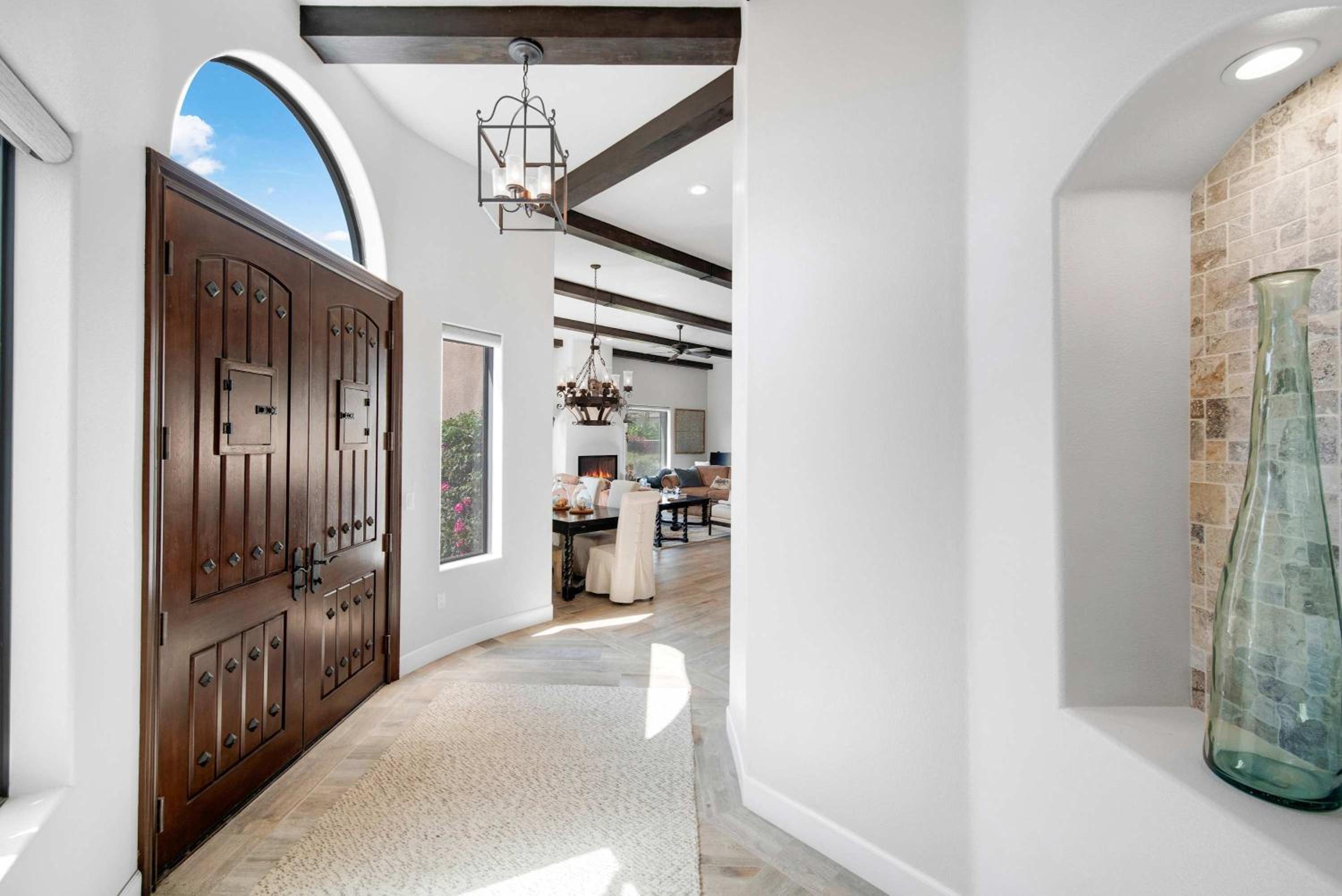 Private Pool Spa & Mountain Views in Gated La Qui