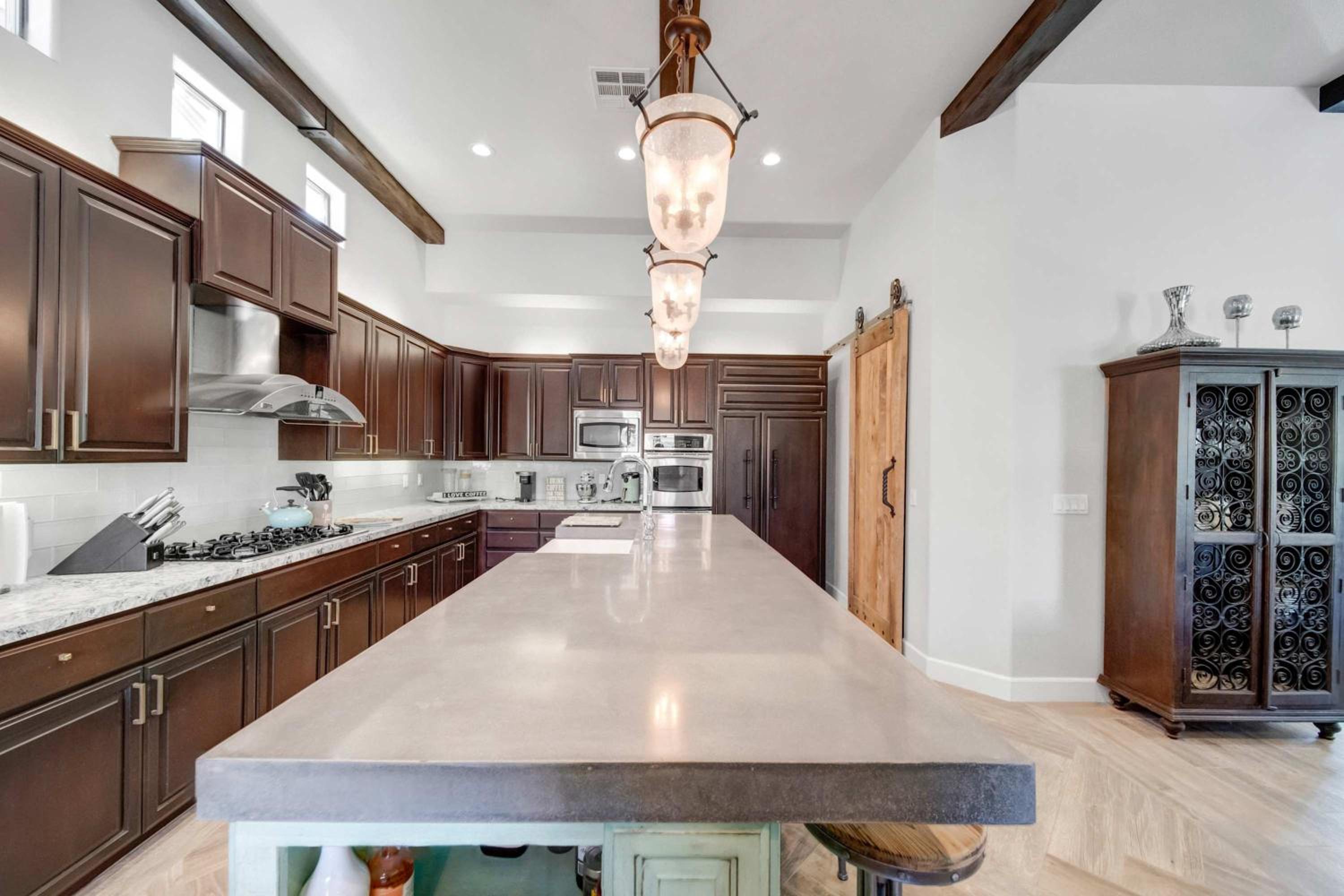 Private Pool Spa & Mountain Views in Gated La Qui
