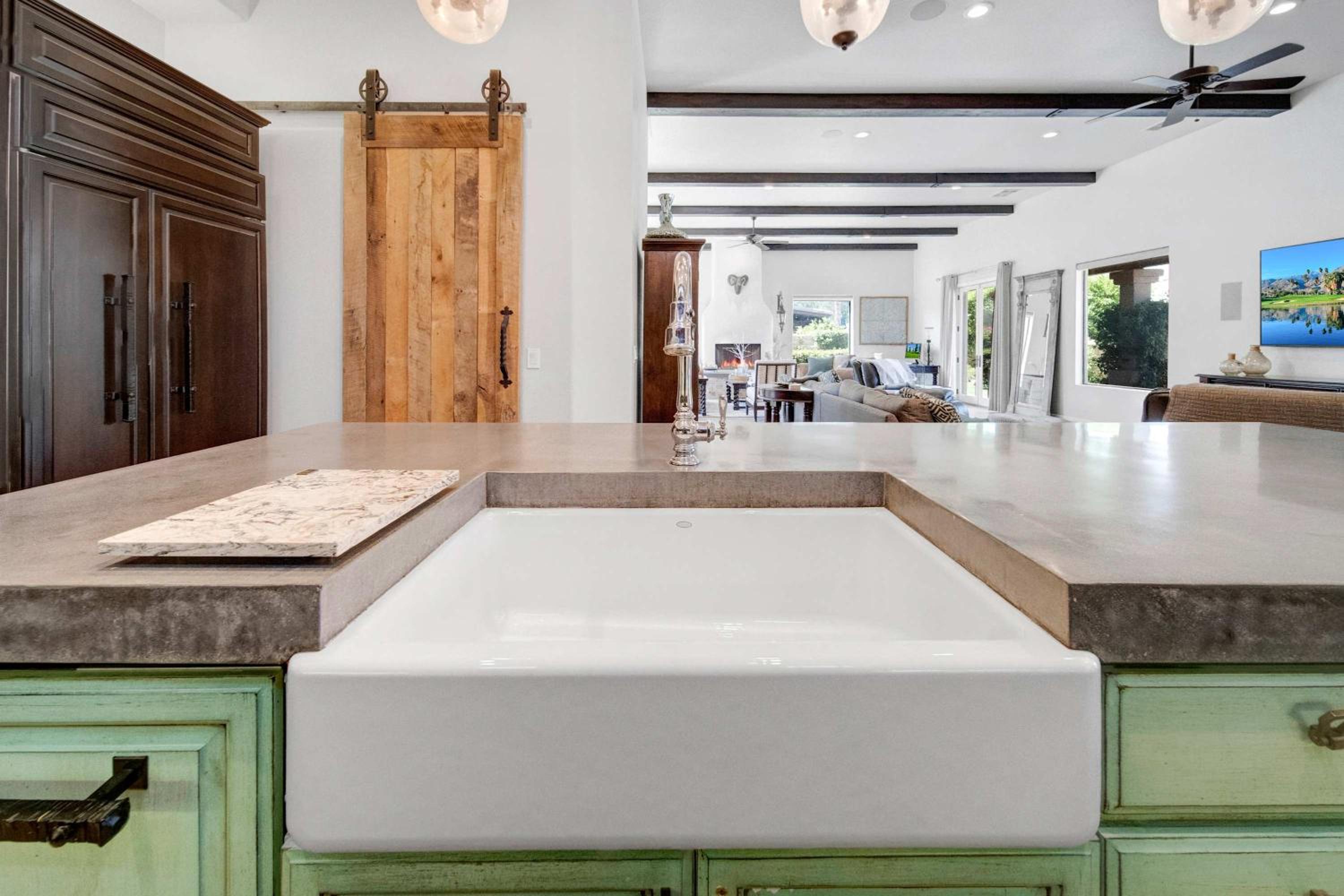 Private Pool Spa & Mountain Views in Gated La Qui