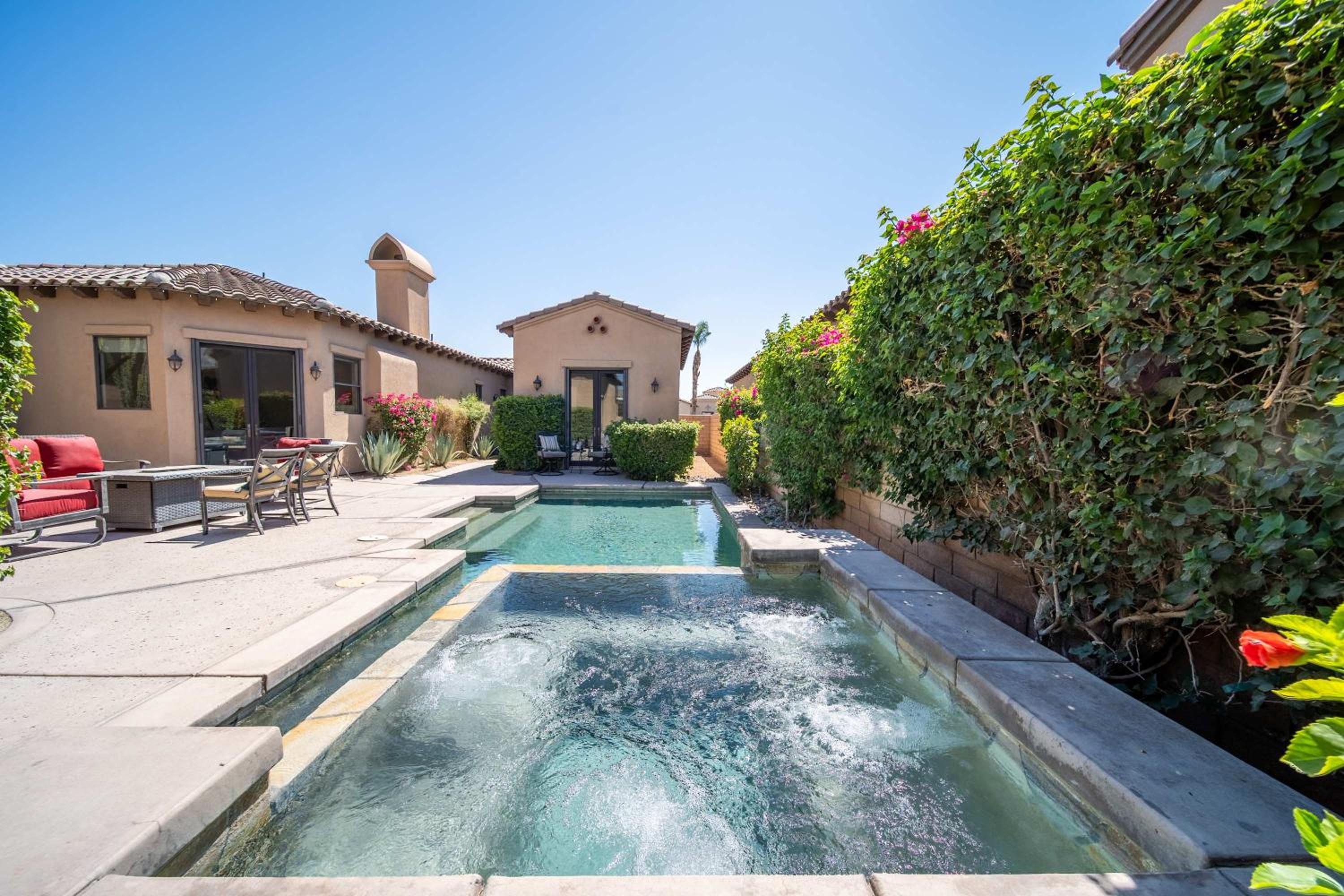 Private Pool Spa & Mountain Views in Gated La Qui