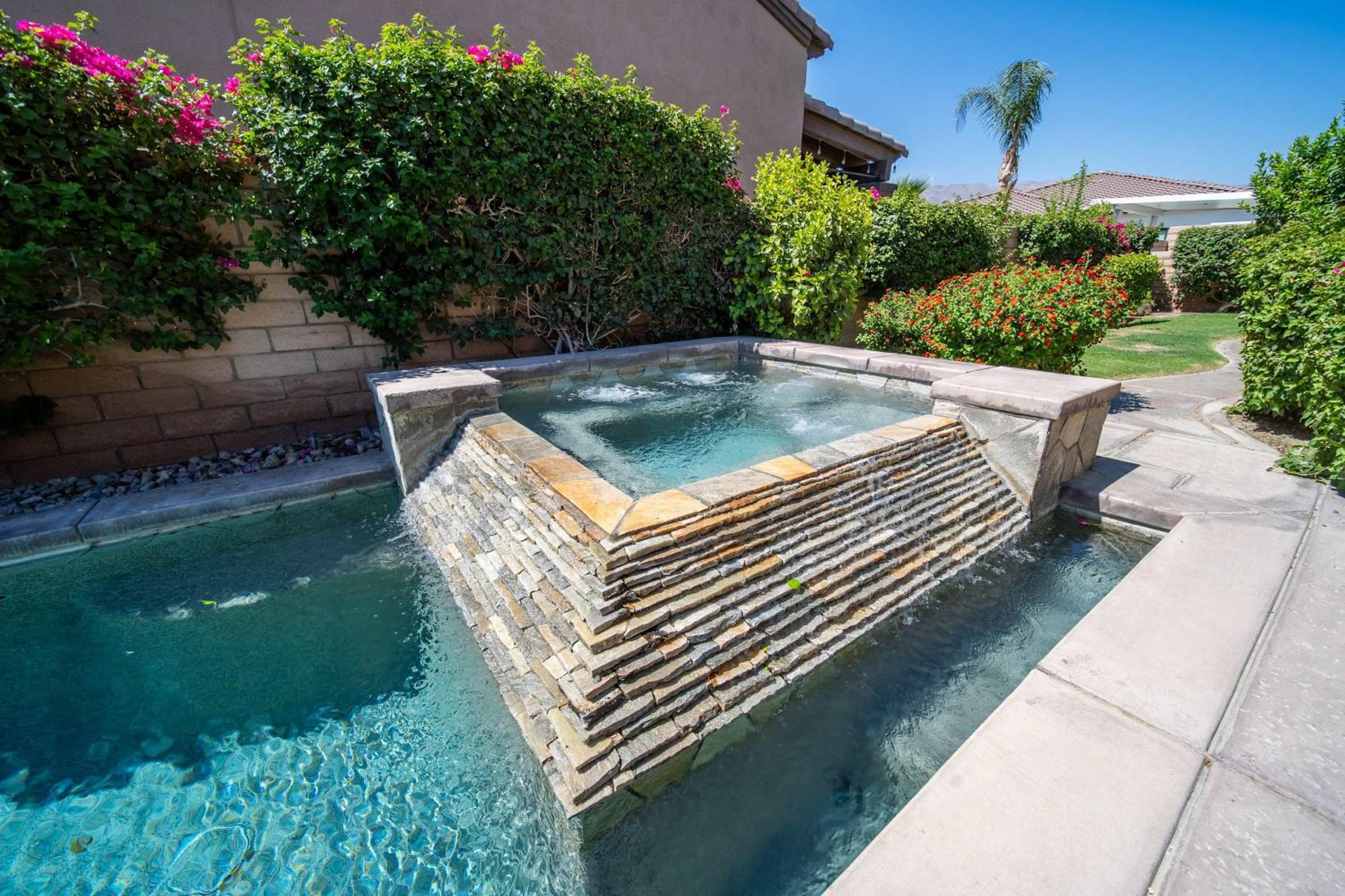 Private Pool Spa & Mountain Views in Gated La Qui