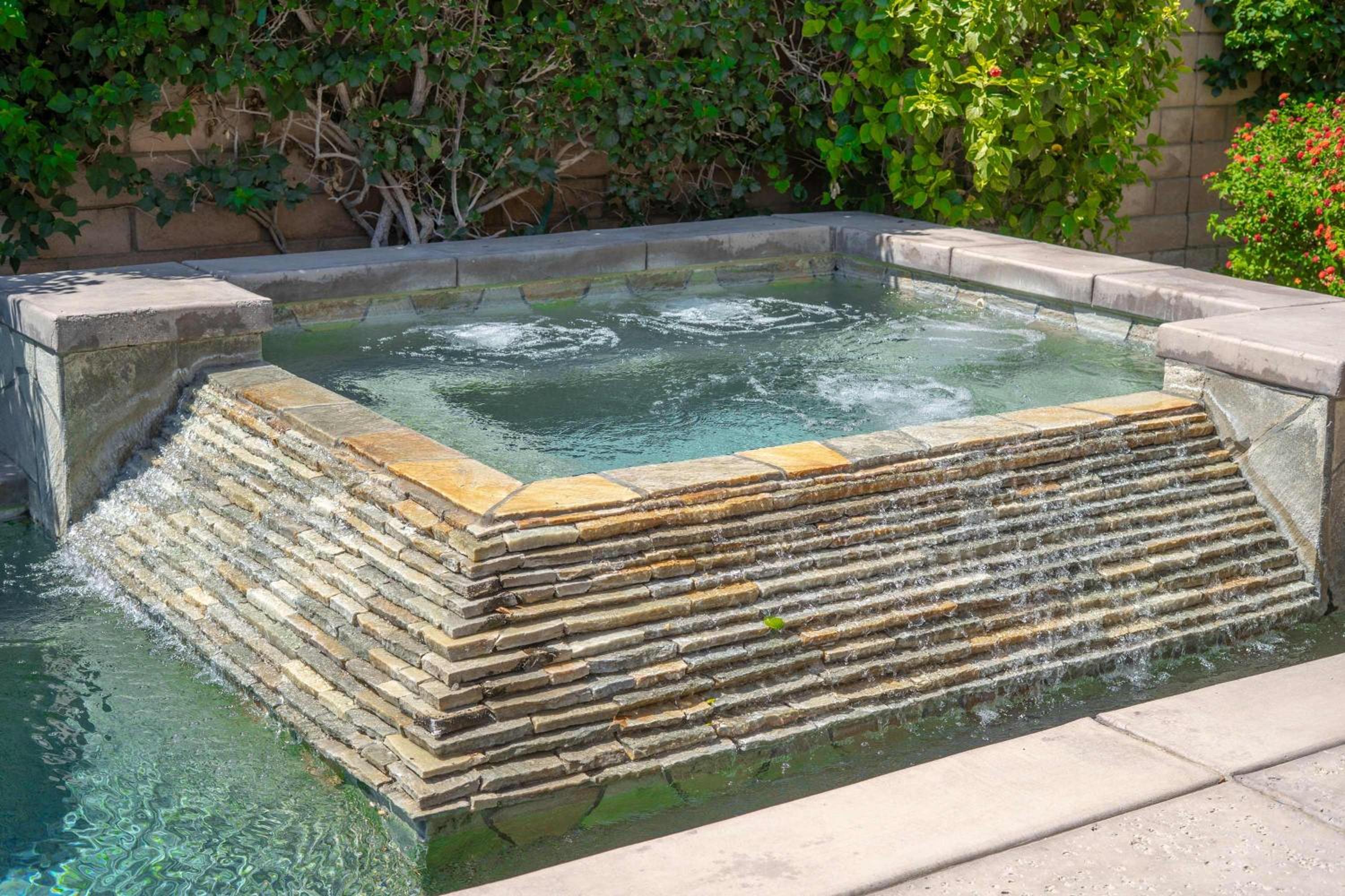 Private Pool Spa & Mountain Views in Gated La Qui