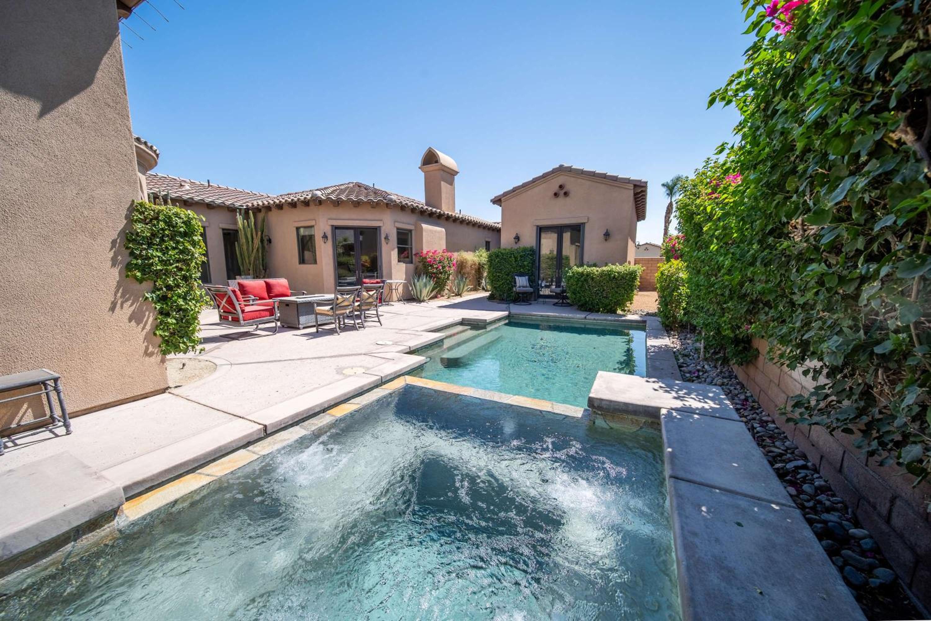Private Pool Spa & Mountain Views in Gated La Qui