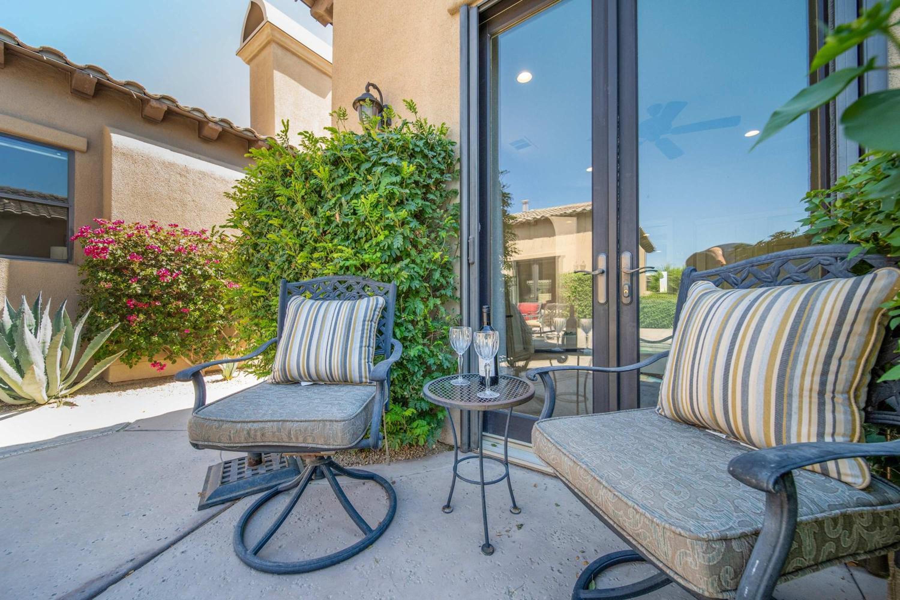Private Pool Spa & Mountain Views in Gated La Qui