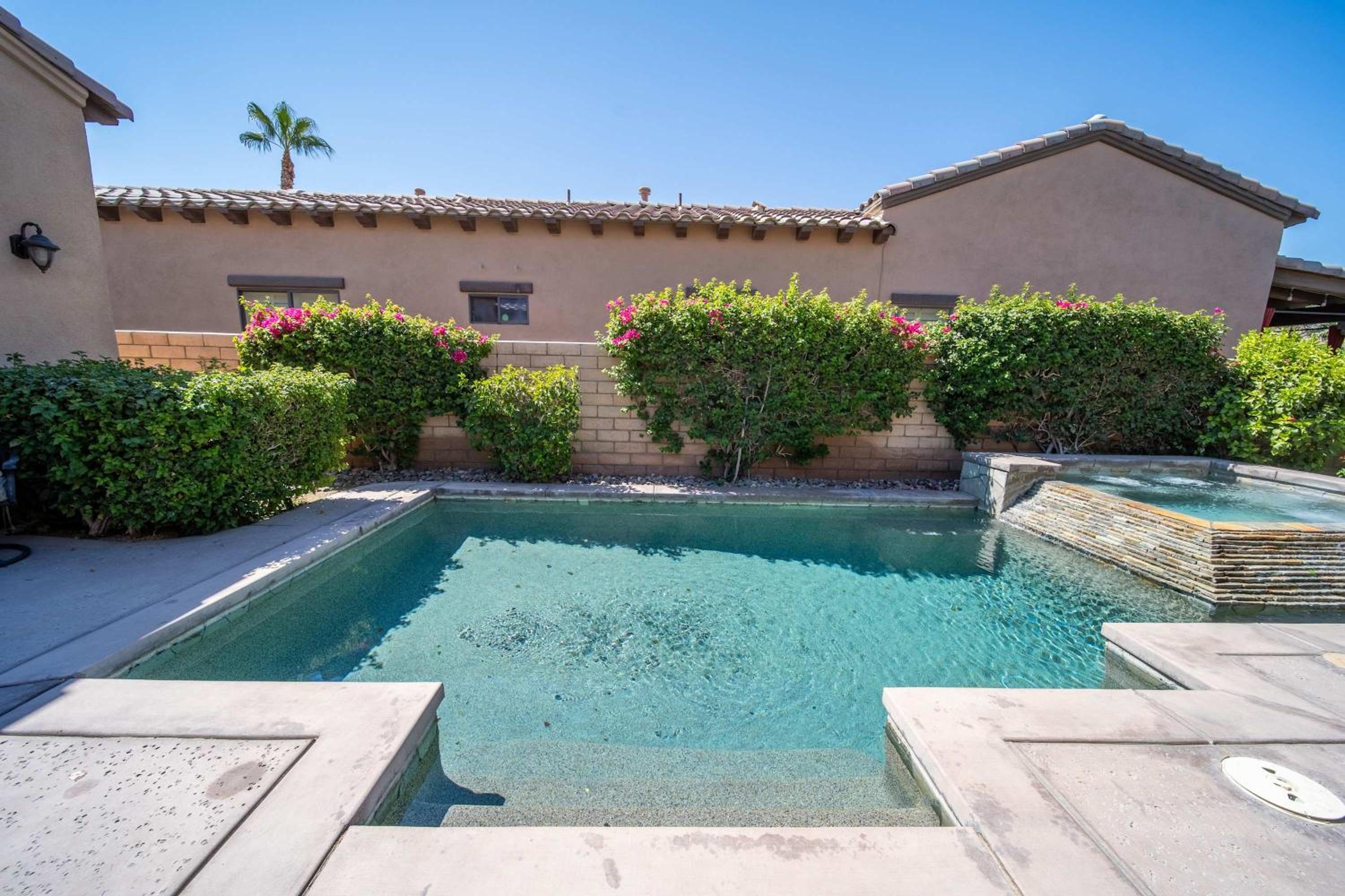 Private Pool Spa & Mountain Views in Gated La Qui