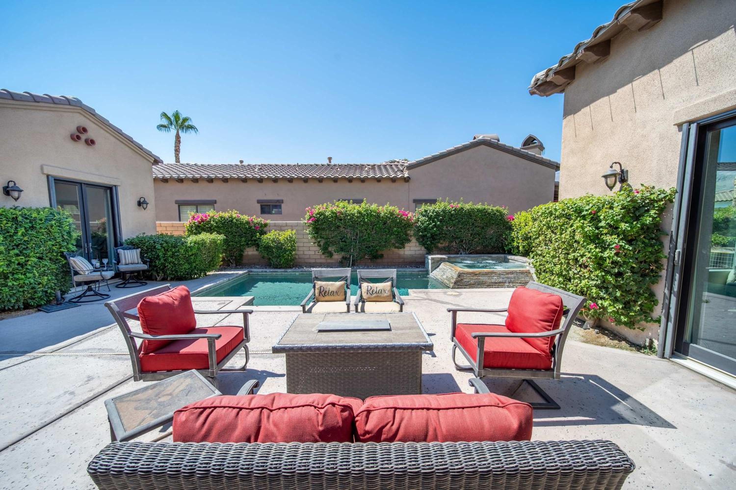 Private Pool Spa & Mountain Views in Gated La Qui