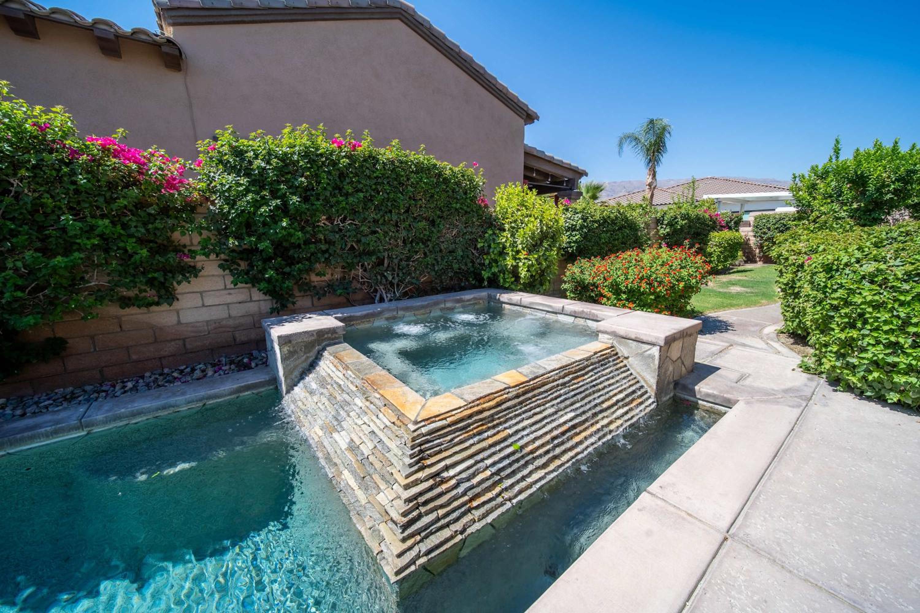 Private Pool Spa & Mountain Views in Gated La Qui