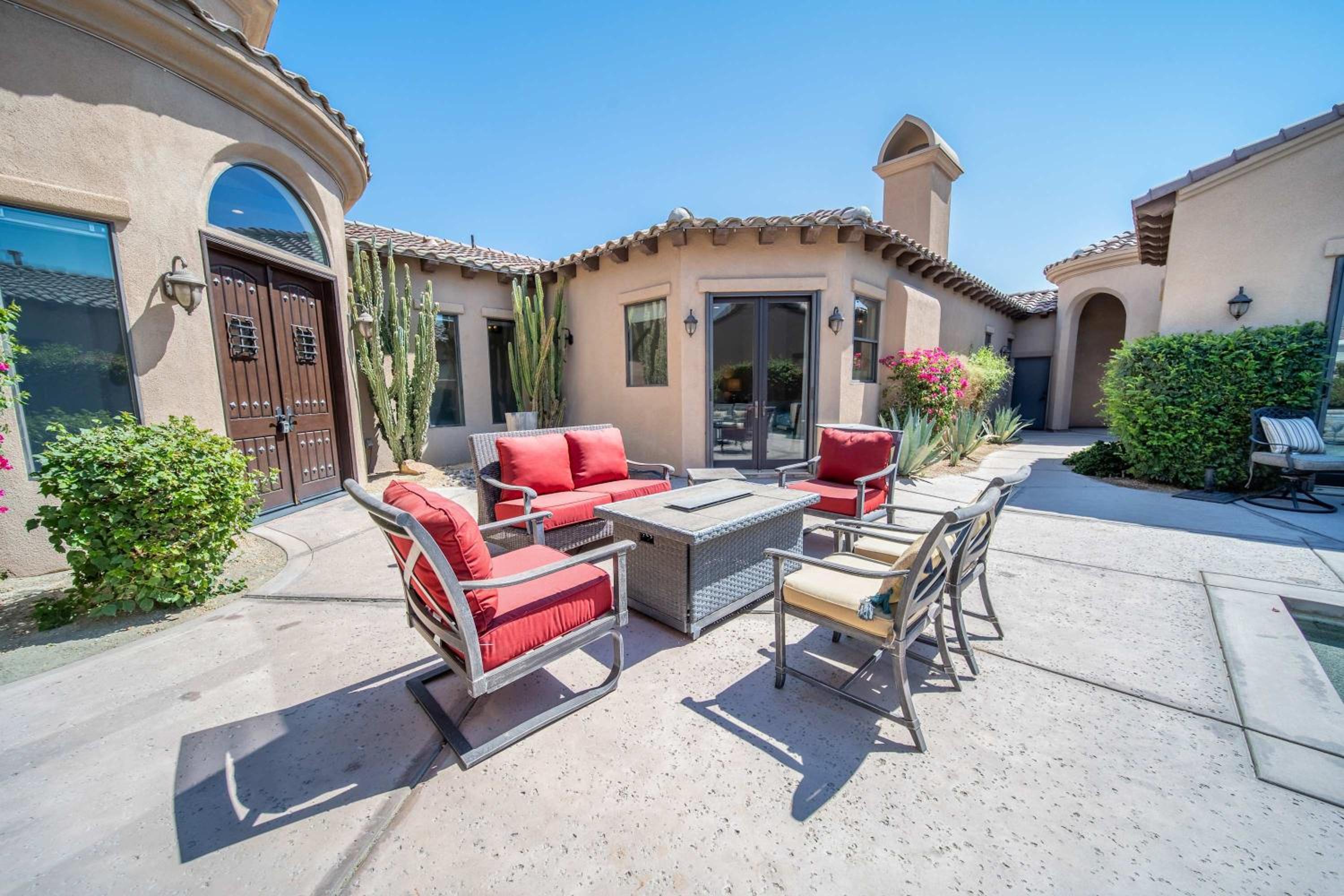 Private Pool Spa & Mountain Views in Gated La Qui