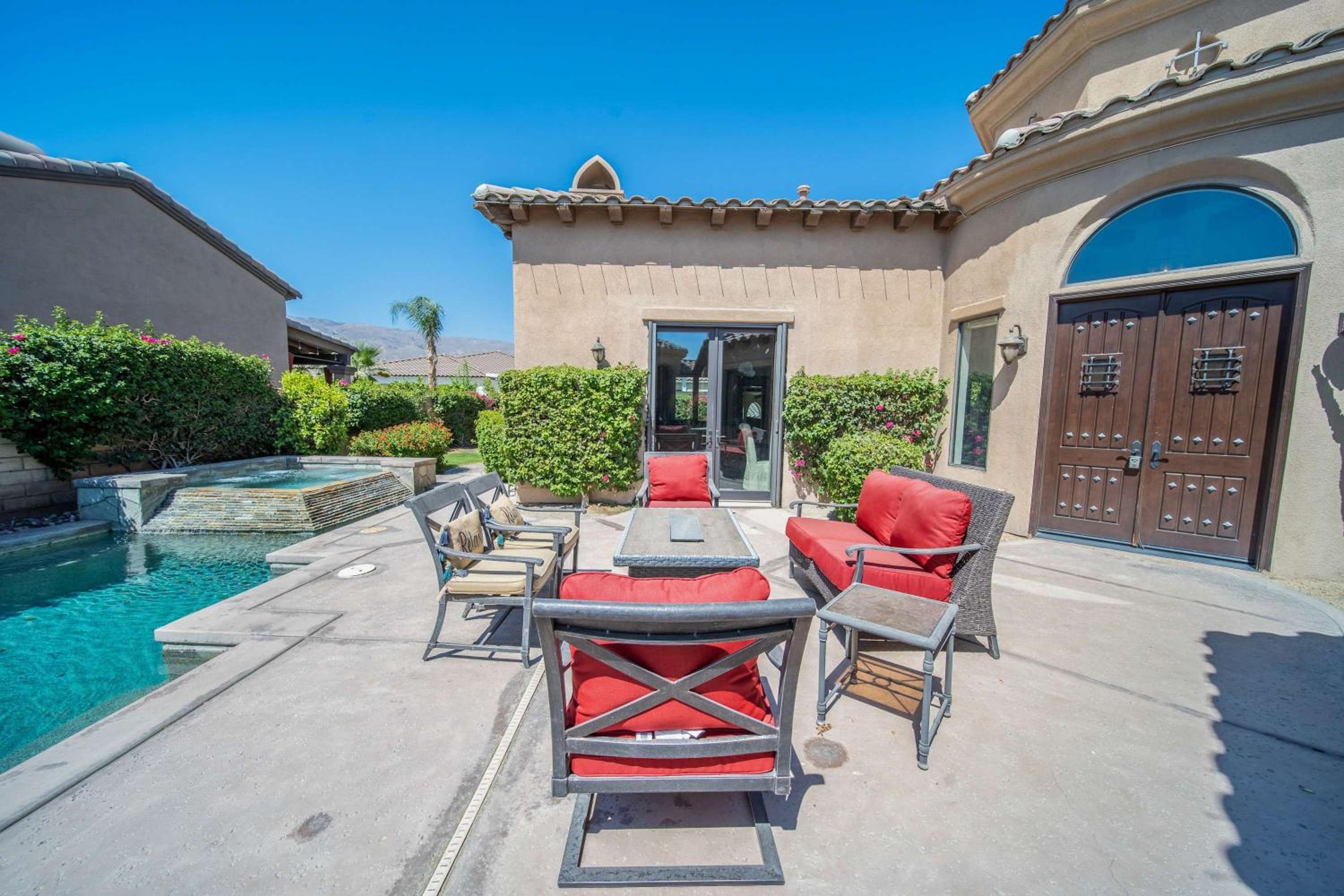 Private Pool Spa & Mountain Views in Gated La Qui