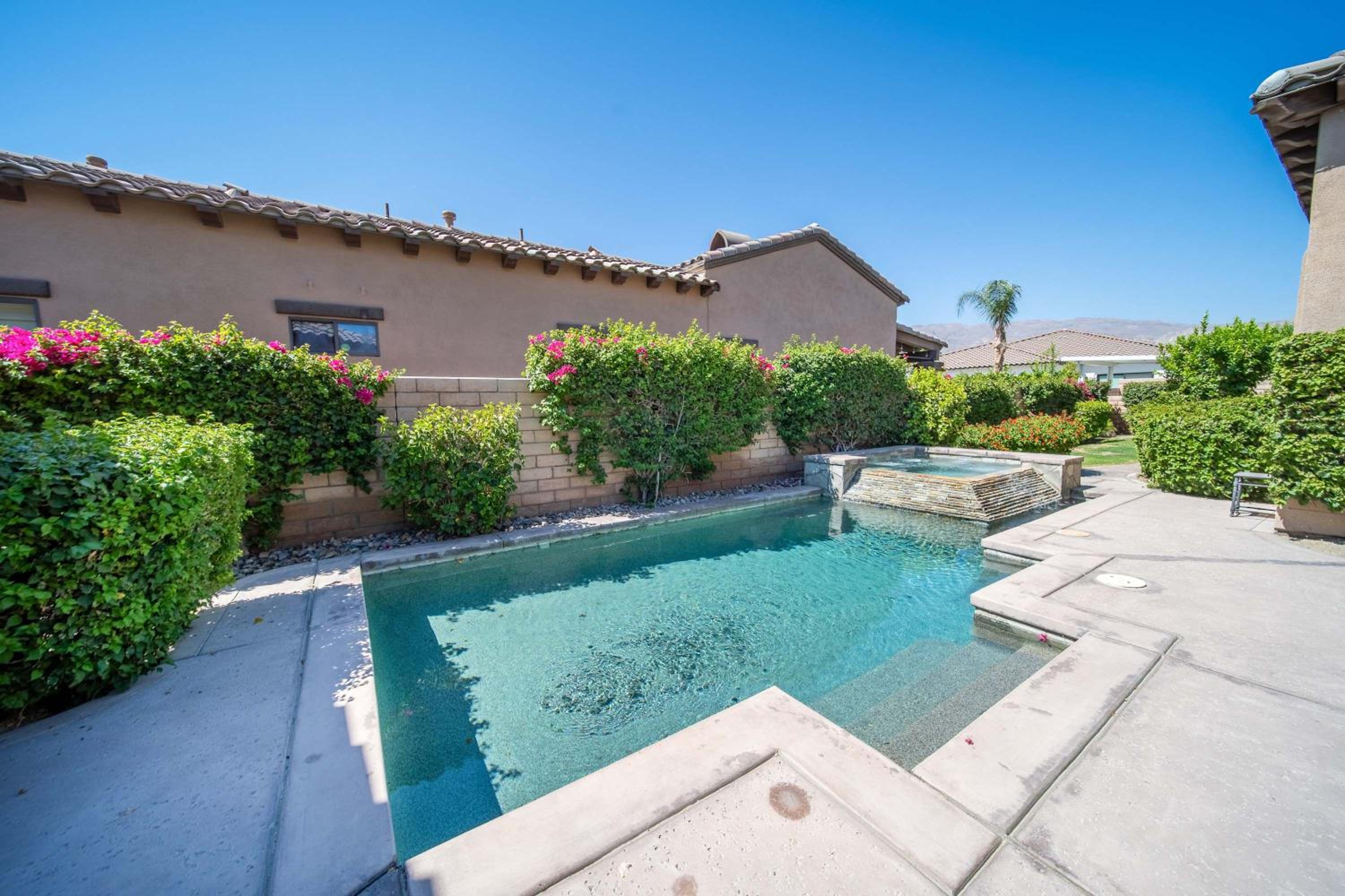 Private Pool Spa & Mountain Views in Gated La Qui