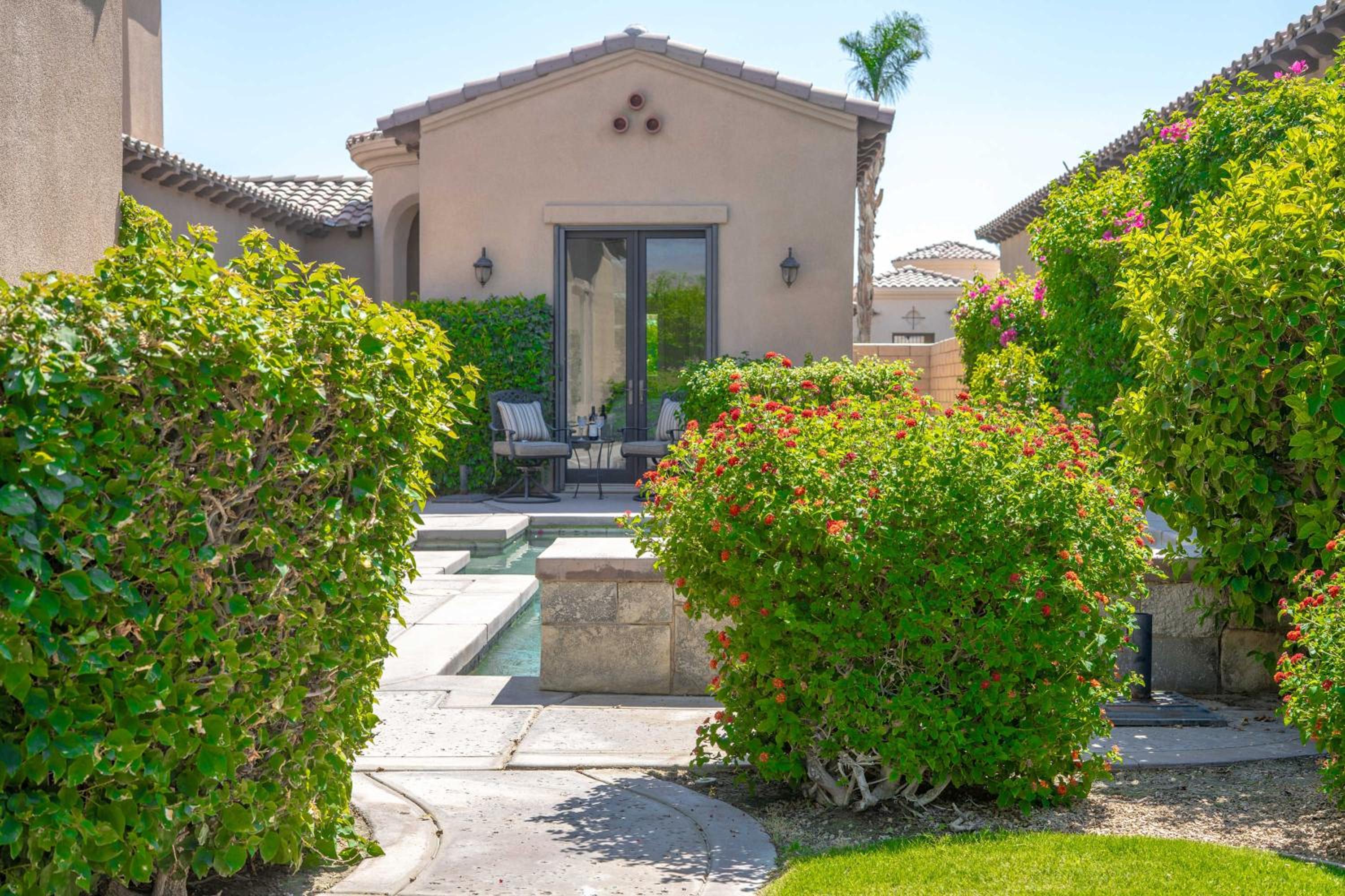 Private Pool Spa & Mountain Views in Gated La Qui