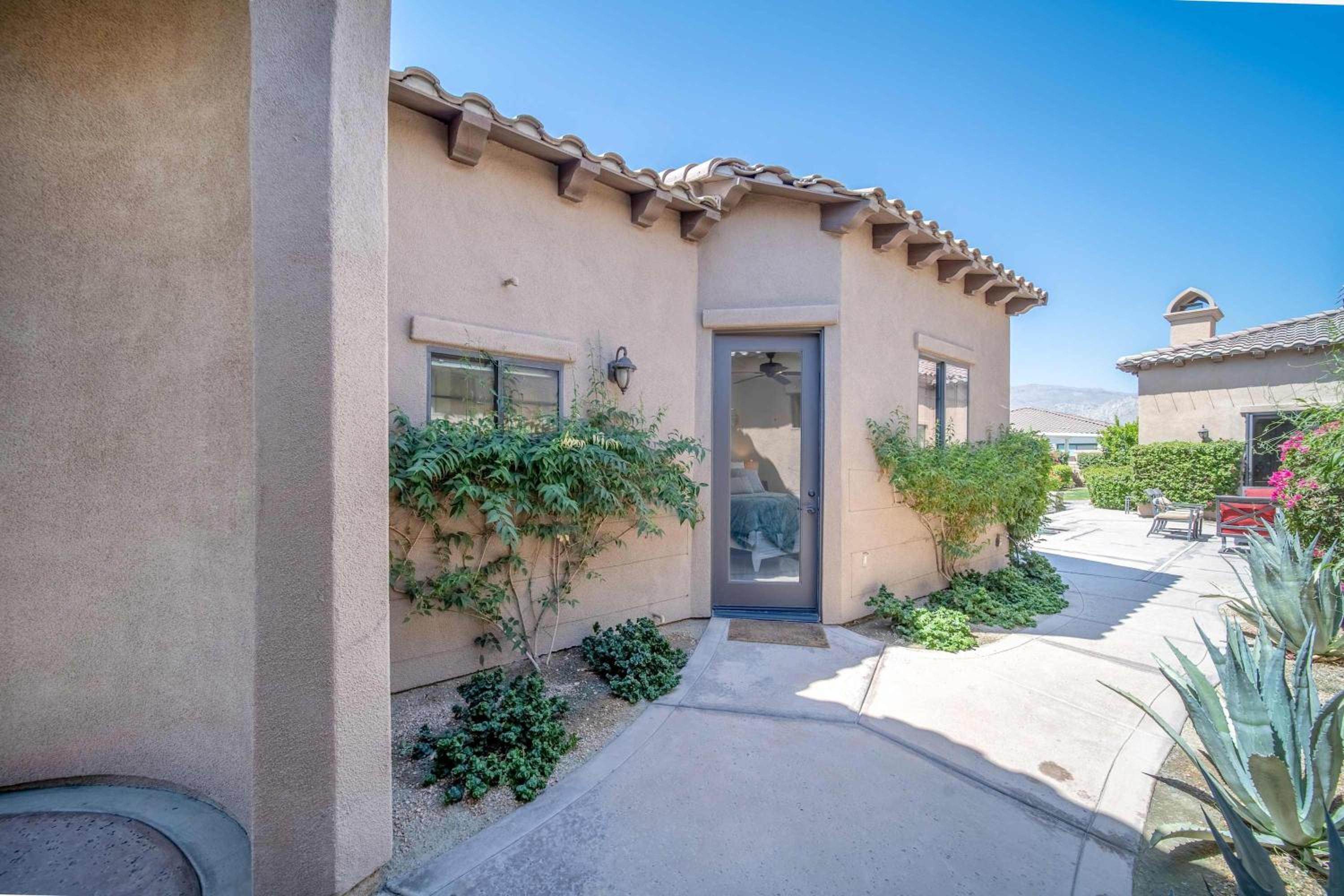 Private Pool Spa & Mountain Views in Gated La Qui