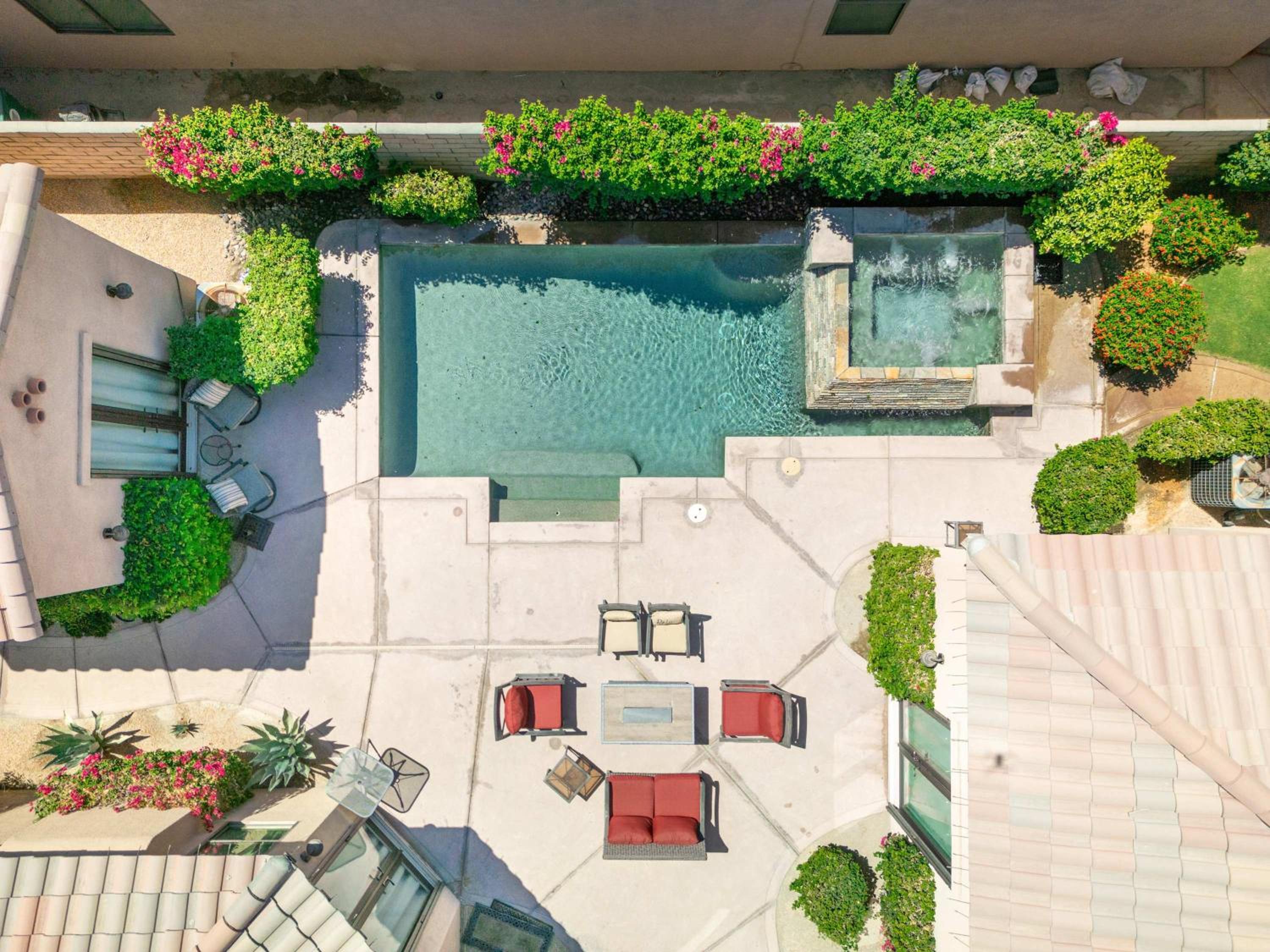 Private Pool Spa & Mountain Views in Gated La Qui