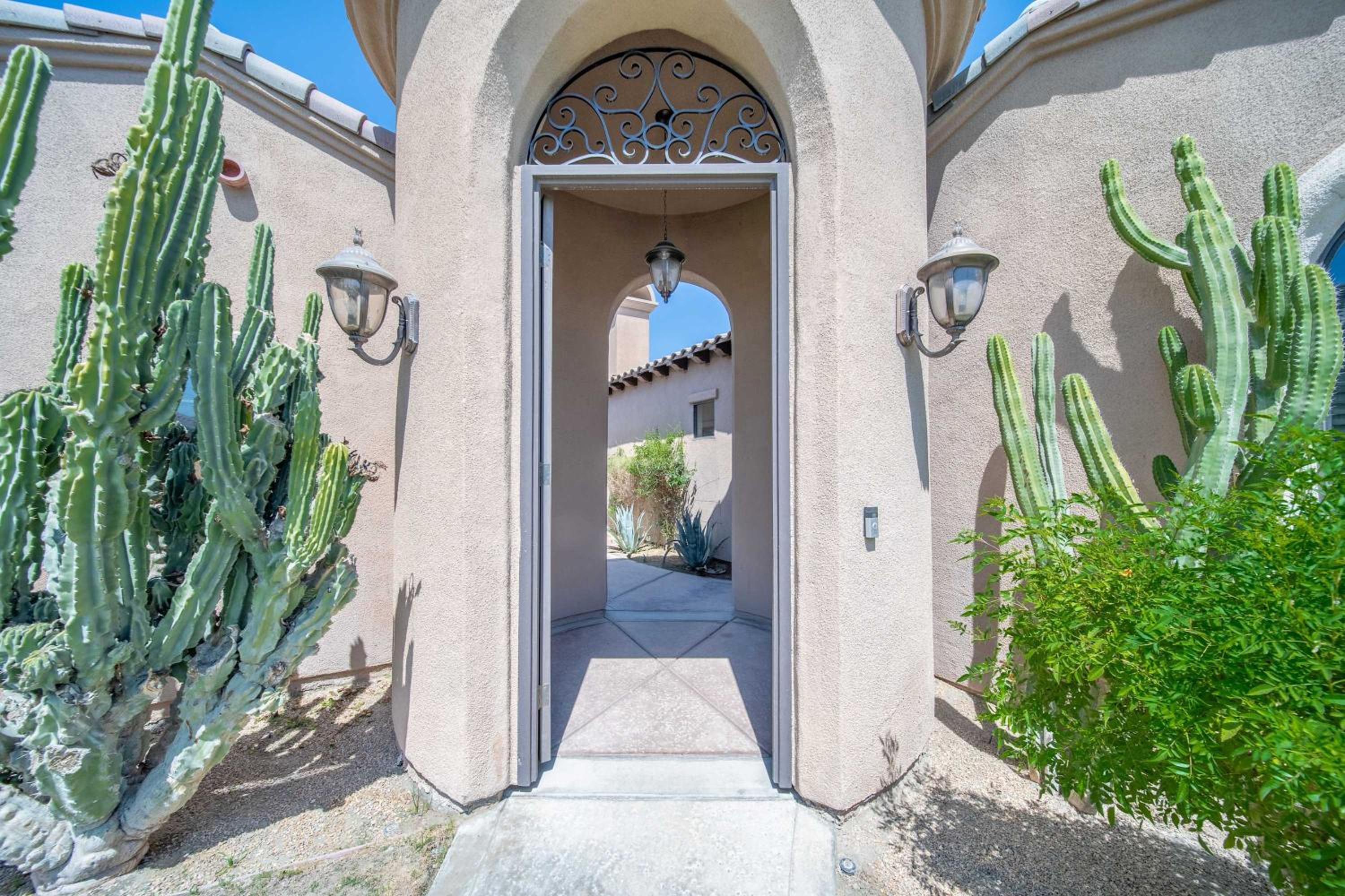 Private Pool Spa & Mountain Views in Gated La Qui