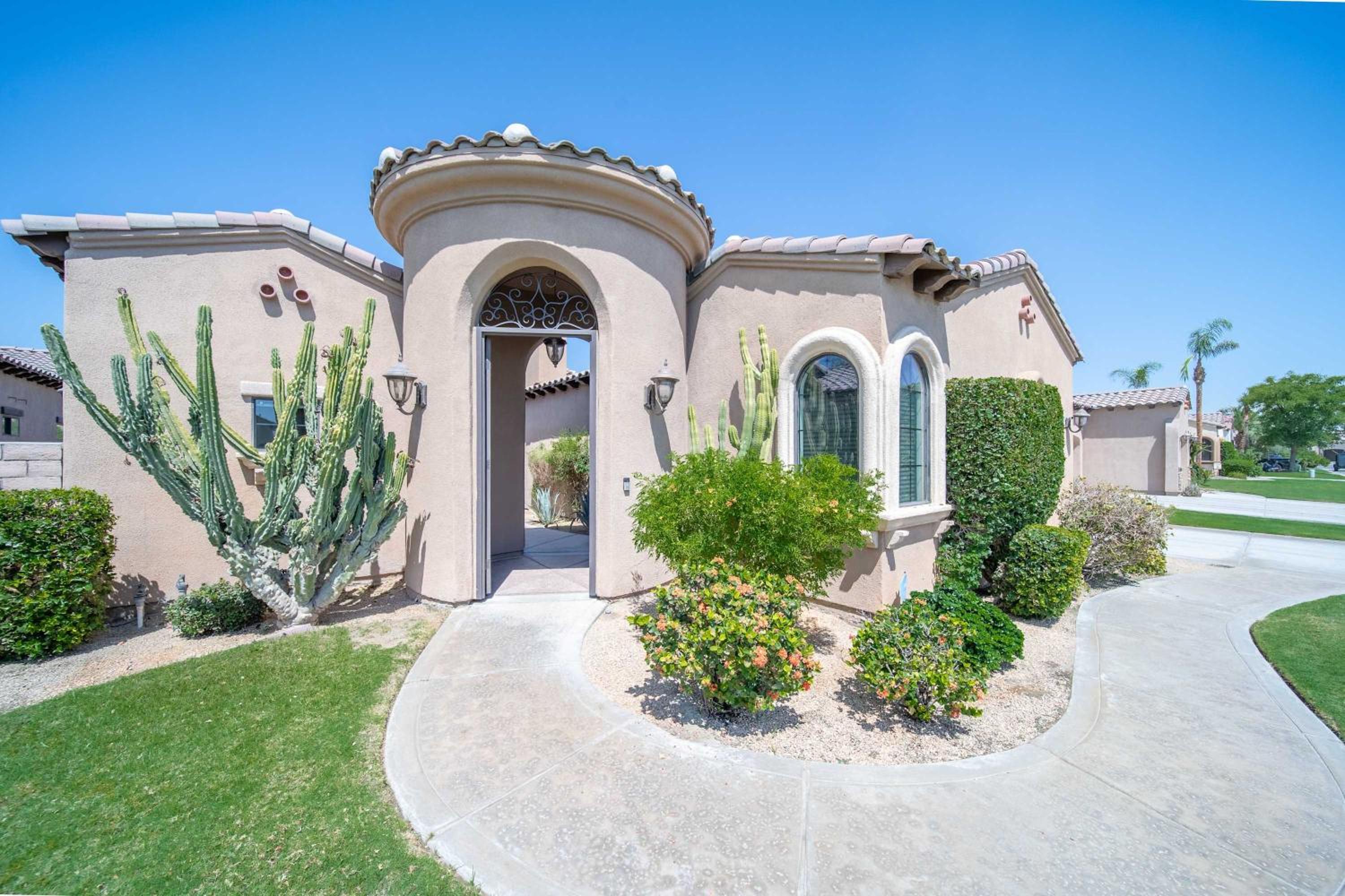 Private Pool Spa & Mountain Views in Gated La Qui